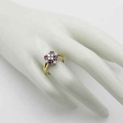 27053081c - Ring mit Rubinen und Brillanten, GG/WG 585/ 000, 4 Rubine zus. ca. 0.60 ct, 8 Brill. ...