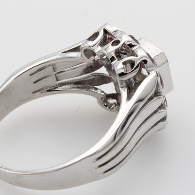 27053082a - Ring mit Brillant und Rubinen, WG 585/000, Brill. ca. 0.60 ct get.Weiß/vs, 10 Rubine ...