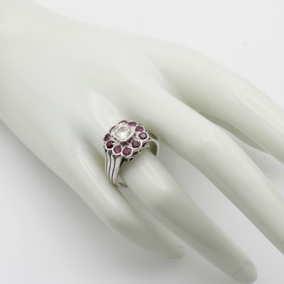 27053082c - Ring mit Brillant und Rubinen, WG 585/000, Brill. ca. 0.60 ct get.Weiß/vs, 10 Rubine ...