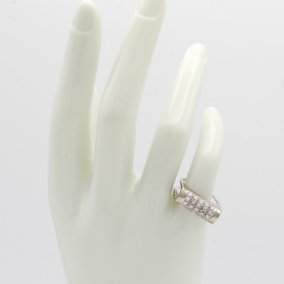 27053083c - Ring mit Diamanten, WG 750/000, 20 Diam. zus. ca. 0.80 ct Weiß/si, seitl. offen gearb., ...