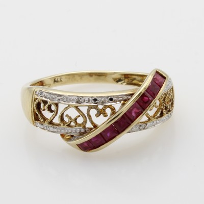 Image Ring mit Rubinen und Diamanten, GG 375/000, Rubincarrées zus. ca, 0.30 ct, Diam. zus. ...