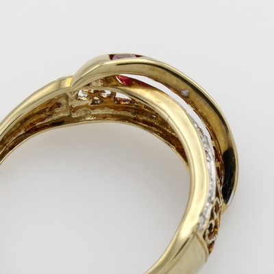 27053085a - Ring mit Rubinen und Diamanten, GG 375/000, Rubincarrées zus. ca, 0.30 ct, Diam. zus. ...