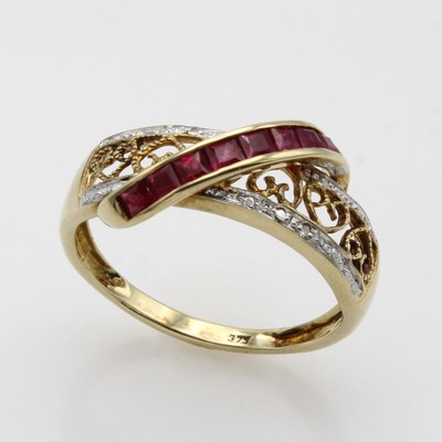 27053085b - Ring mit Rubinen und Diamanten, GG 375/000, Rubincarrées zus. ca, 0.30 ct, Diam. zus. ...