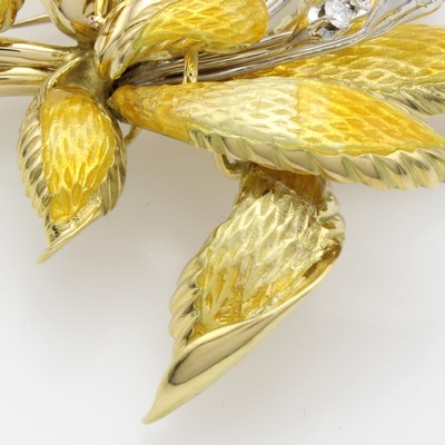 27053089a - Blütenbrosche mit Brillanten und Lack, GG 750/000, Blätter m. gelbem Lack überzogen 2 ...