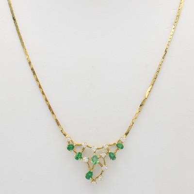 27053093b - Collier mit Smaragden und Brillanten, GG 750/000, 6 Smaragdtropfen zus. ca. 0.70 ct, 10 ...
