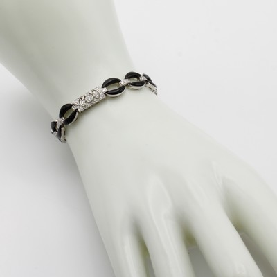 27053094a - Armband im Art Deco Stil mit Onyxen und Diamanten, WG 750/000, Diam. zus. ca. 1.20 ct ...