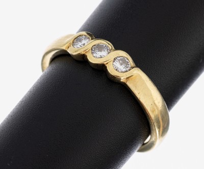 14 kt Gold Brillant-Ring,  GG 585/000, schlicht, 3 Brillanten zus. ca. 0.28 ct (grav.) Weiß/si, RW 60, ca. 5.3 g, Meistermarke unged.