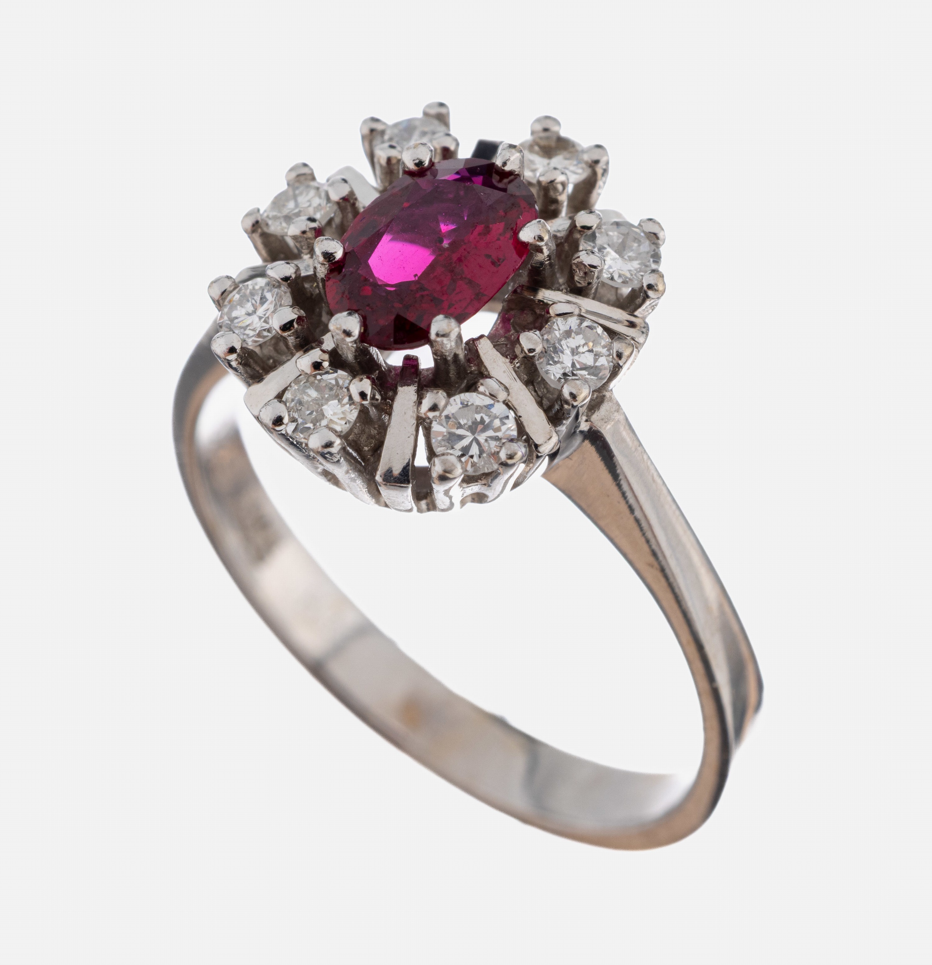 14 kt Gold Rubin-Brillant-Ring, WG 585/000,mittig erhaben gefasster ovalfacett. Rubin ca. 0.90 ct, 8 Brillanten zus. ca. 0.24 ct Weiß/p, RW 50, ca. ...
