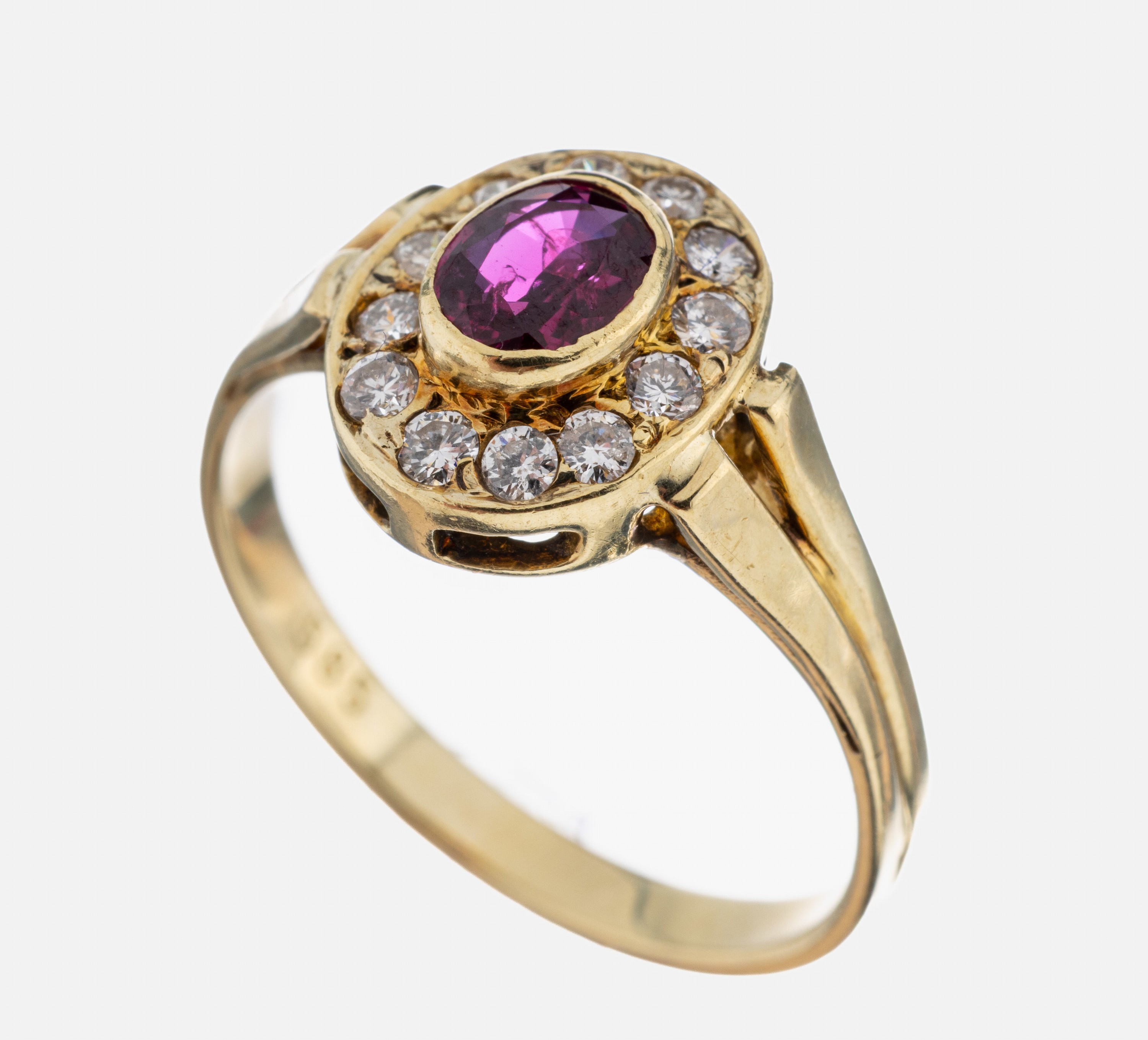 14 kt Gold Rubin-Brillant-Ring, GG 585/000,mittig erhabener ovalfacett. Rubin ca. 0.90 ct, 12 Brillanten zus. ca. 0.24 ct Weiß/p, RW 57, ca. 3.3 g