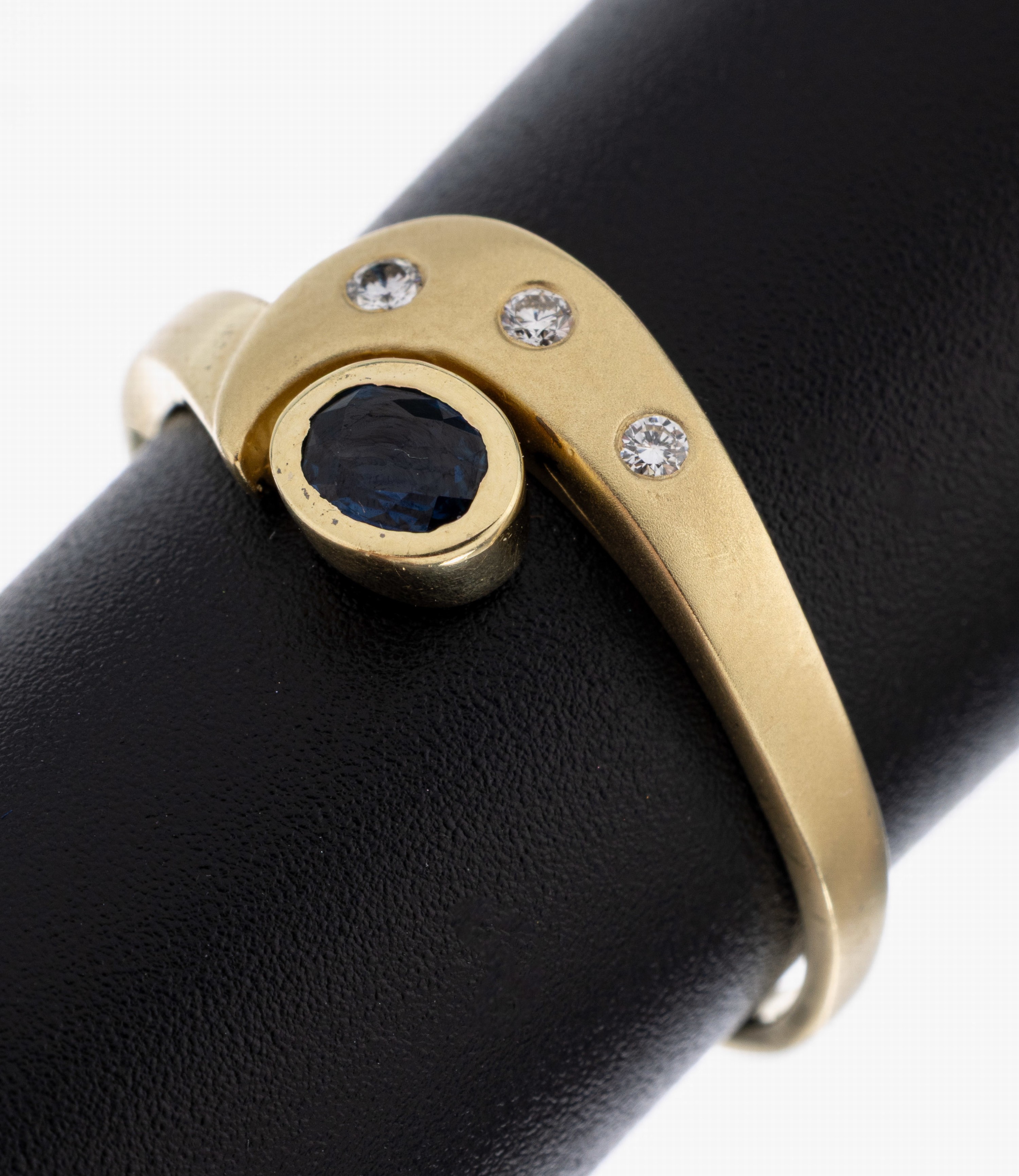 Image 27053113 - 14 kt gold sapphire-brilliant-ring, YG 585/000 part. satin finished, asymmetric design, ...