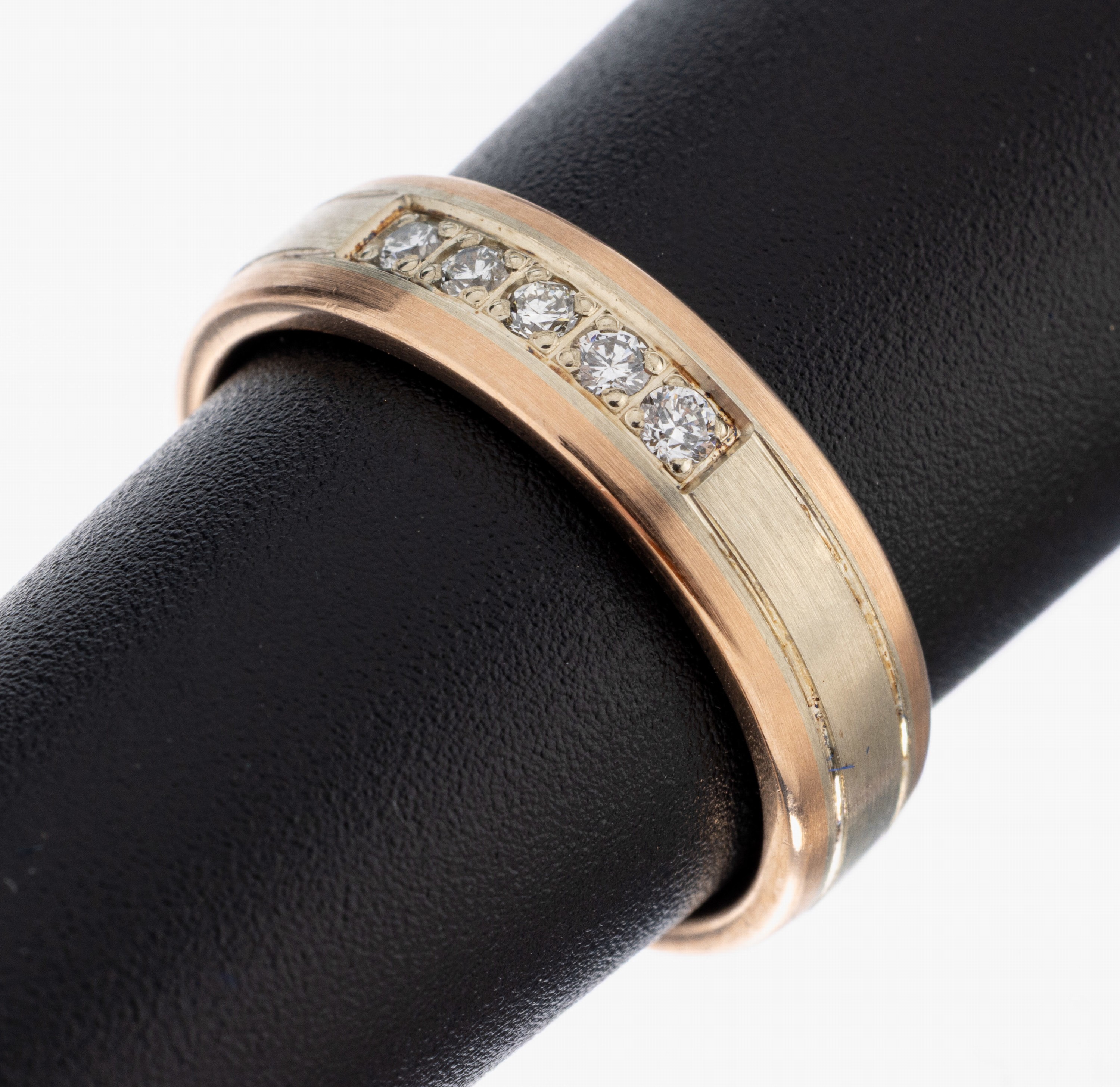14 kt Gold Brillant-Ring, RG/WG 585/000, mittlere Ringschiene WG, 5 Brillanten zus. ca.0.10 ct Weiß/si, RW 50, ca. 4.9 g