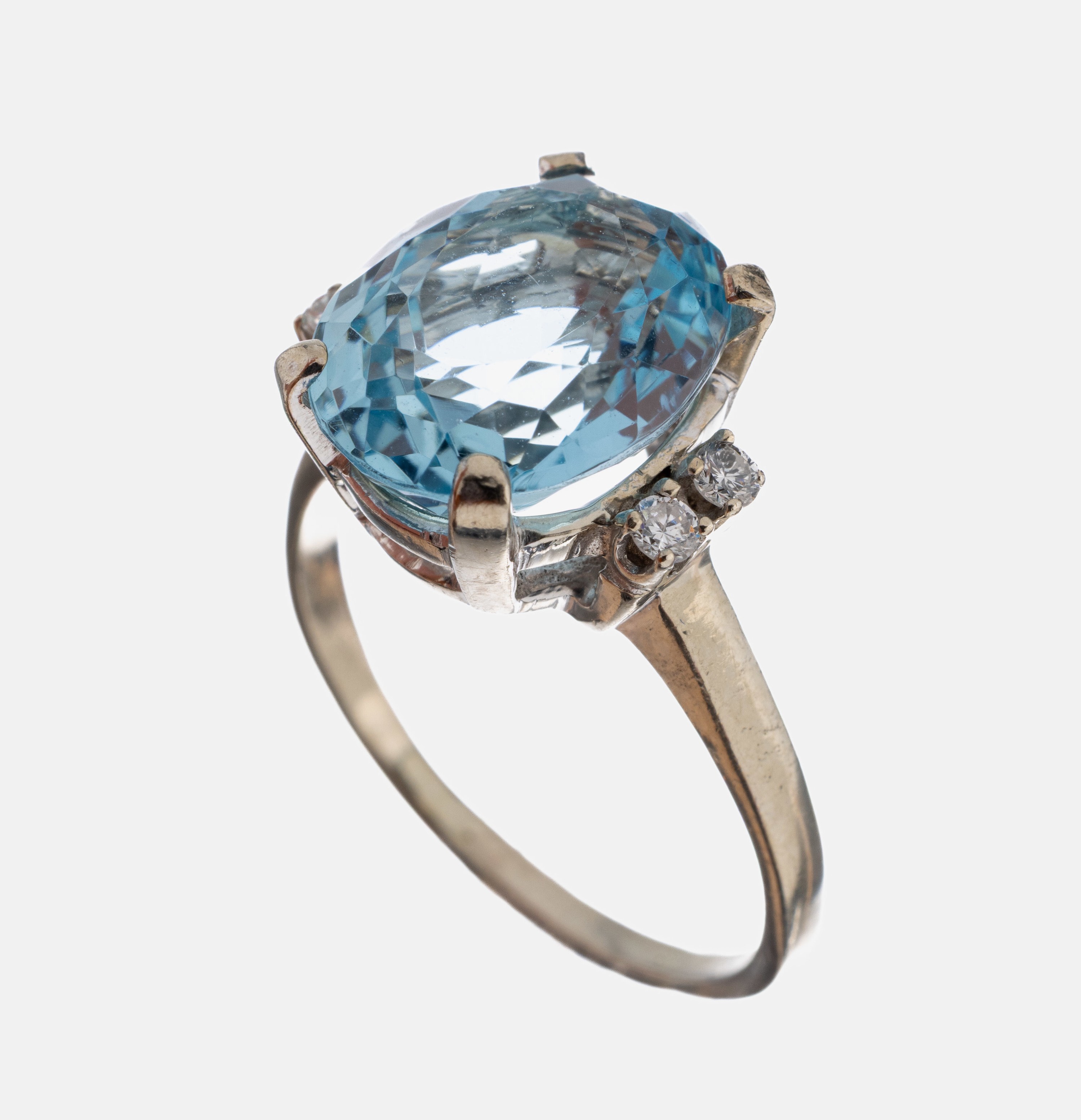 Image 27053119 - 14 kt gold aquamarine-brilliant-ring, WG 585/000, centered oval bevelled aquamarine ...