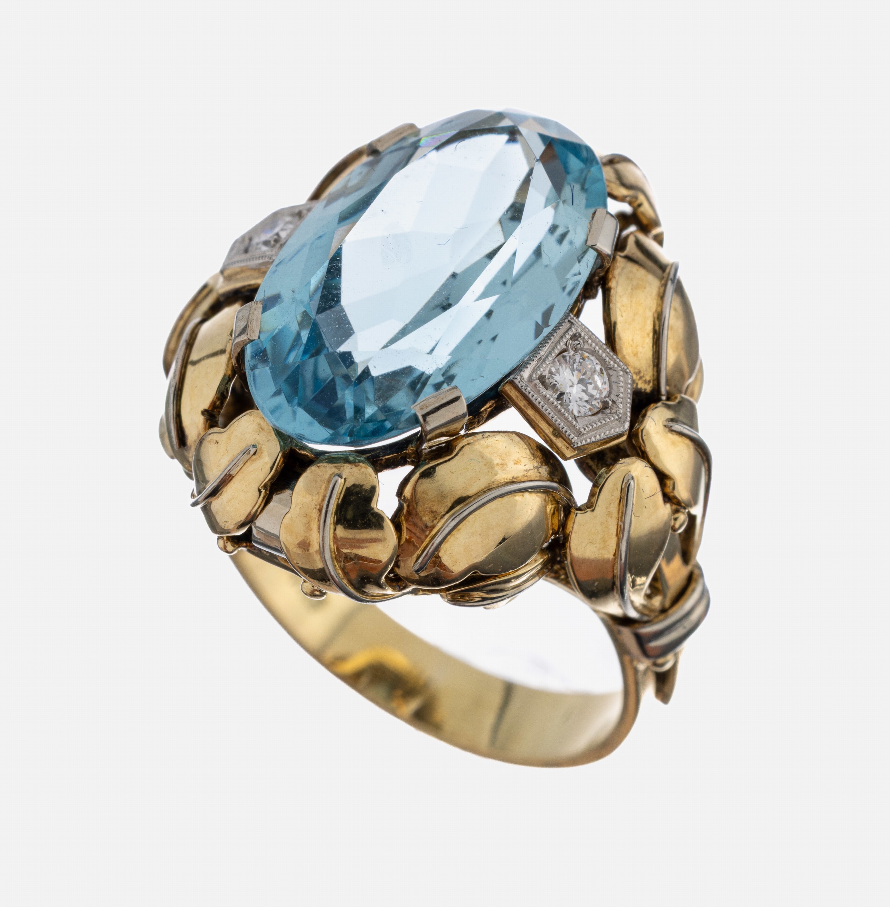 14 kt Gold Aquamarin-Brillant-Ring, 1950er -60er Jahre, GG/WG 585/000, qualitätvolle Verarbeitung, mittig ovalfacett. Aquamarin (beh.) ca. 6.80 ct, ...