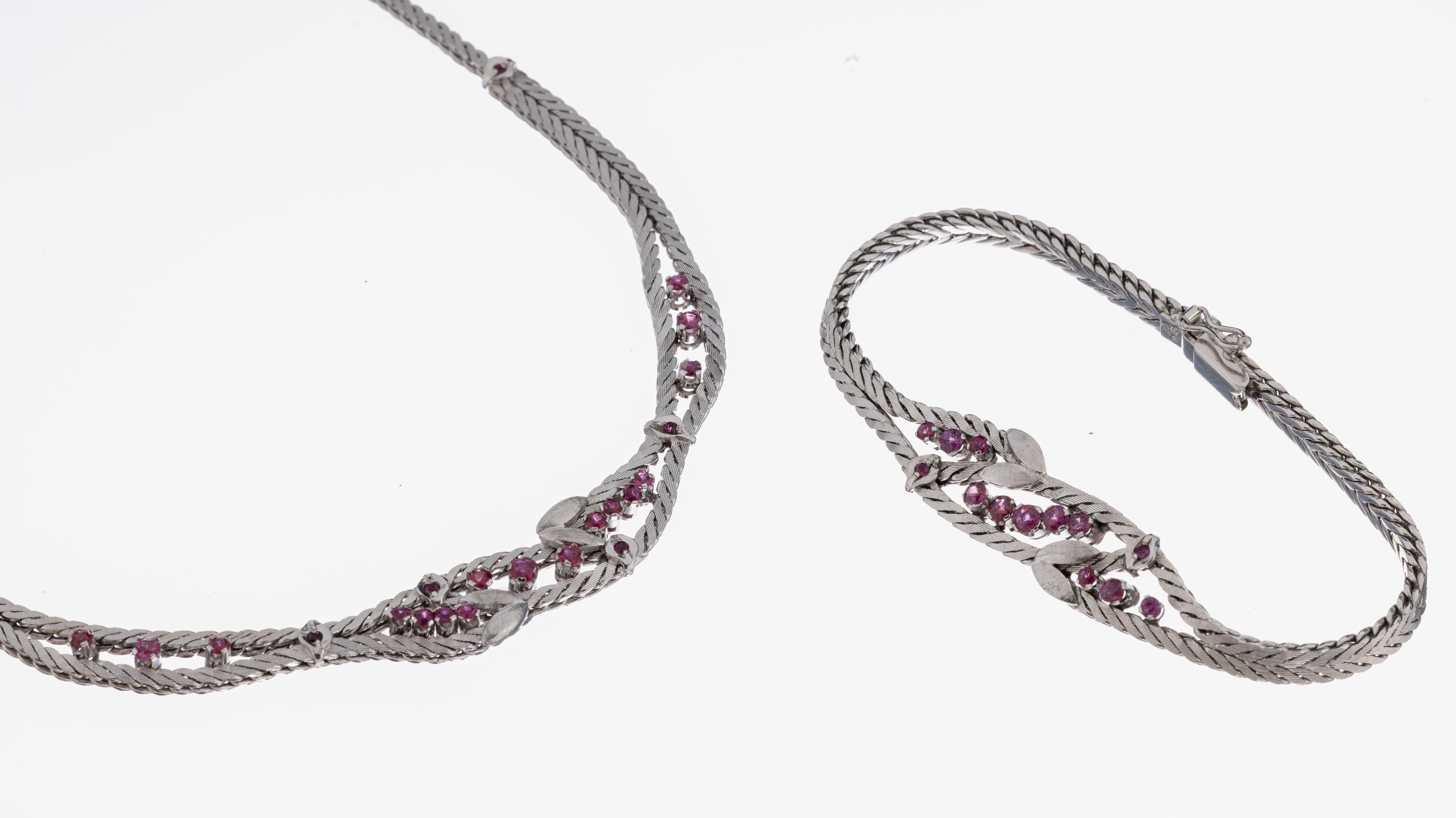 Image 27053152 - 14 kt gold ruby jewelry set, WG 585/000, floral designed, comprised of: Necklace, ...