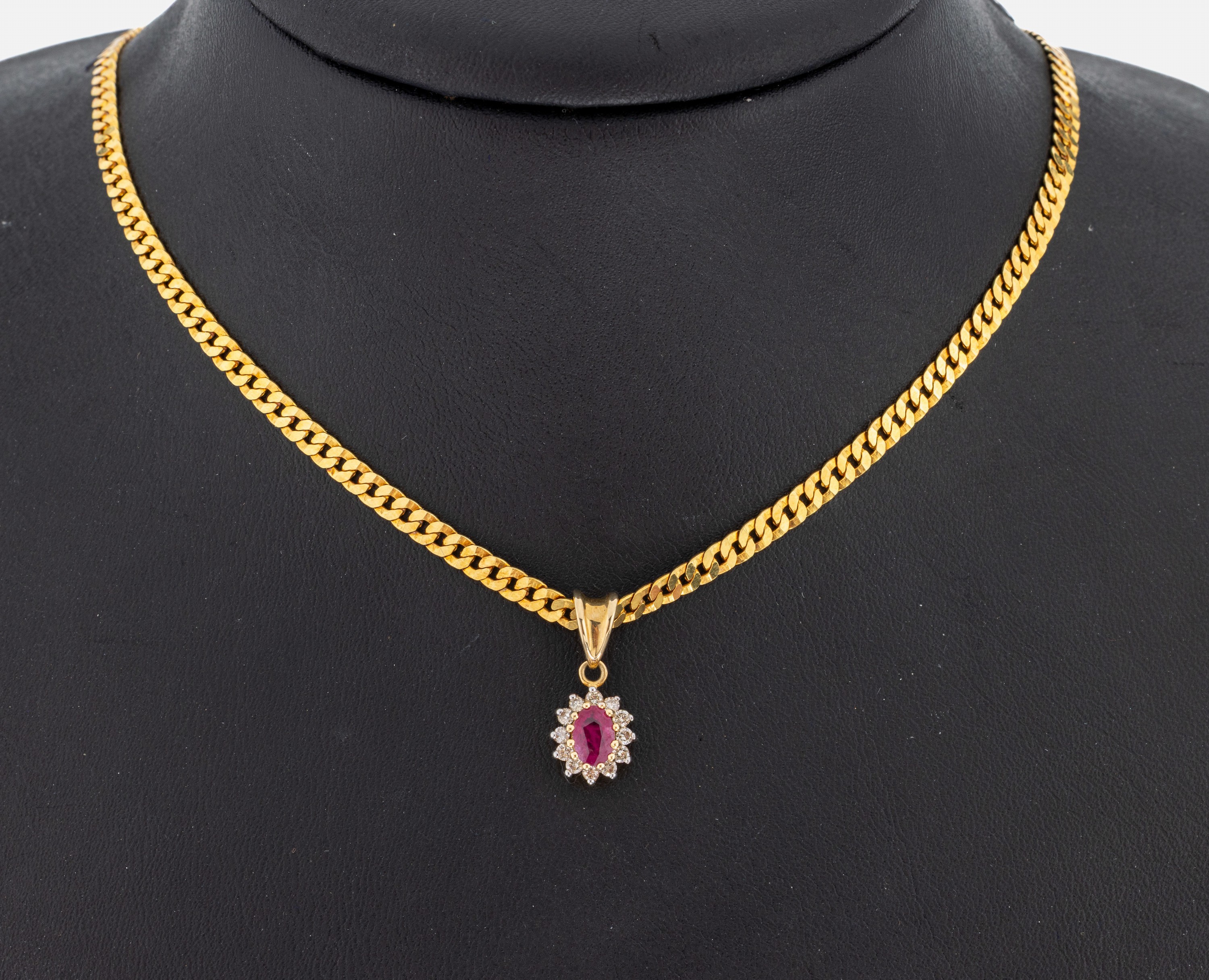 14 kt Gold Rubin-Brillant-Anhänger, GG 585/000, mittig ein ovalfacett. Rubin ca. 0.45ct umgeben von 12 Brillanten zus. ca. 0.12 ct Weiß/p, an ...