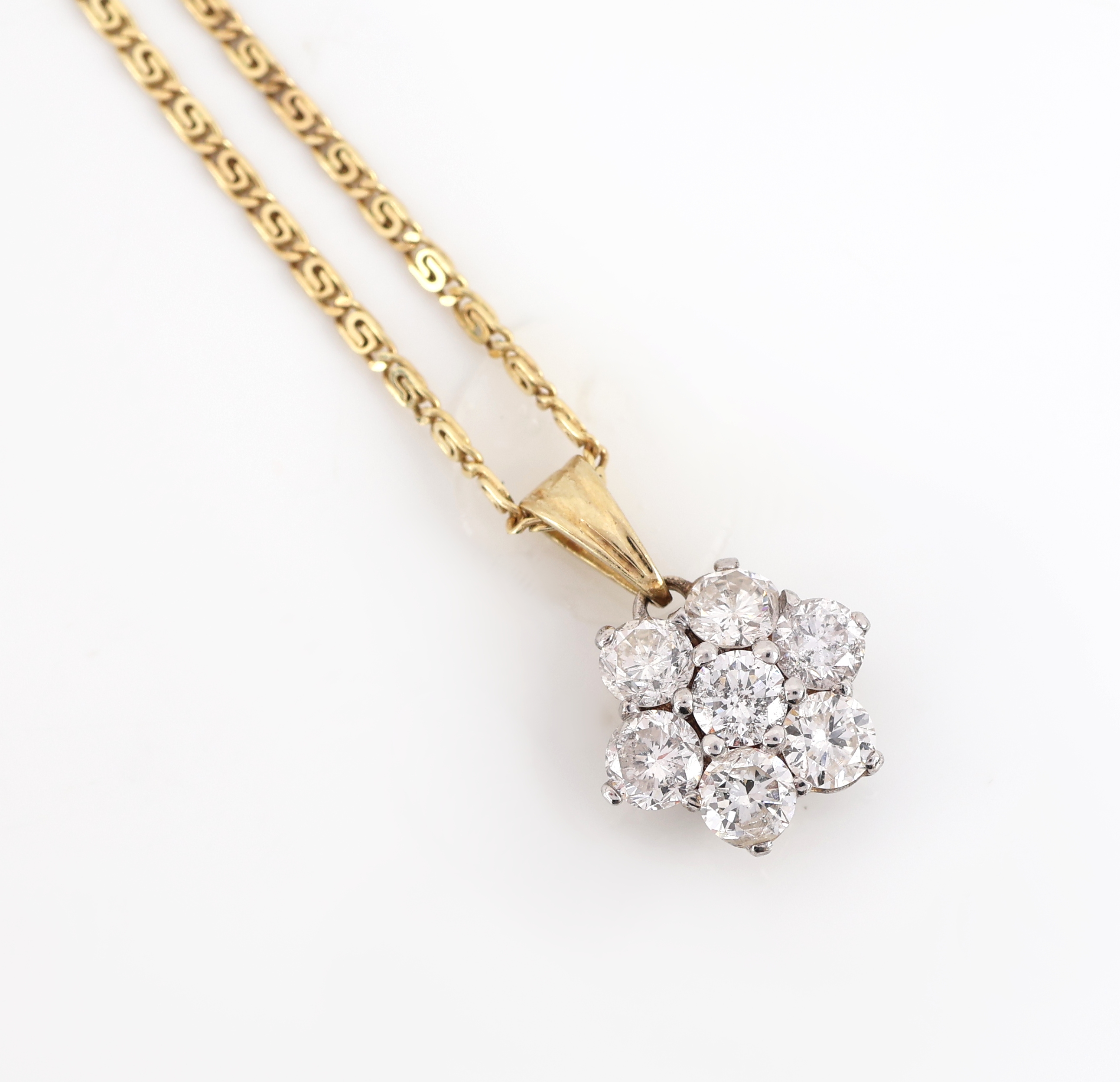 Detail a: 14 kt Gold Brillant-Anhänger, GG/WG 585/000, 7 in WG gefasste Brillanten zus. ca. 1.05 ct feines Weiß-Weiß/p, an Kette L. ca. 45cm, ...