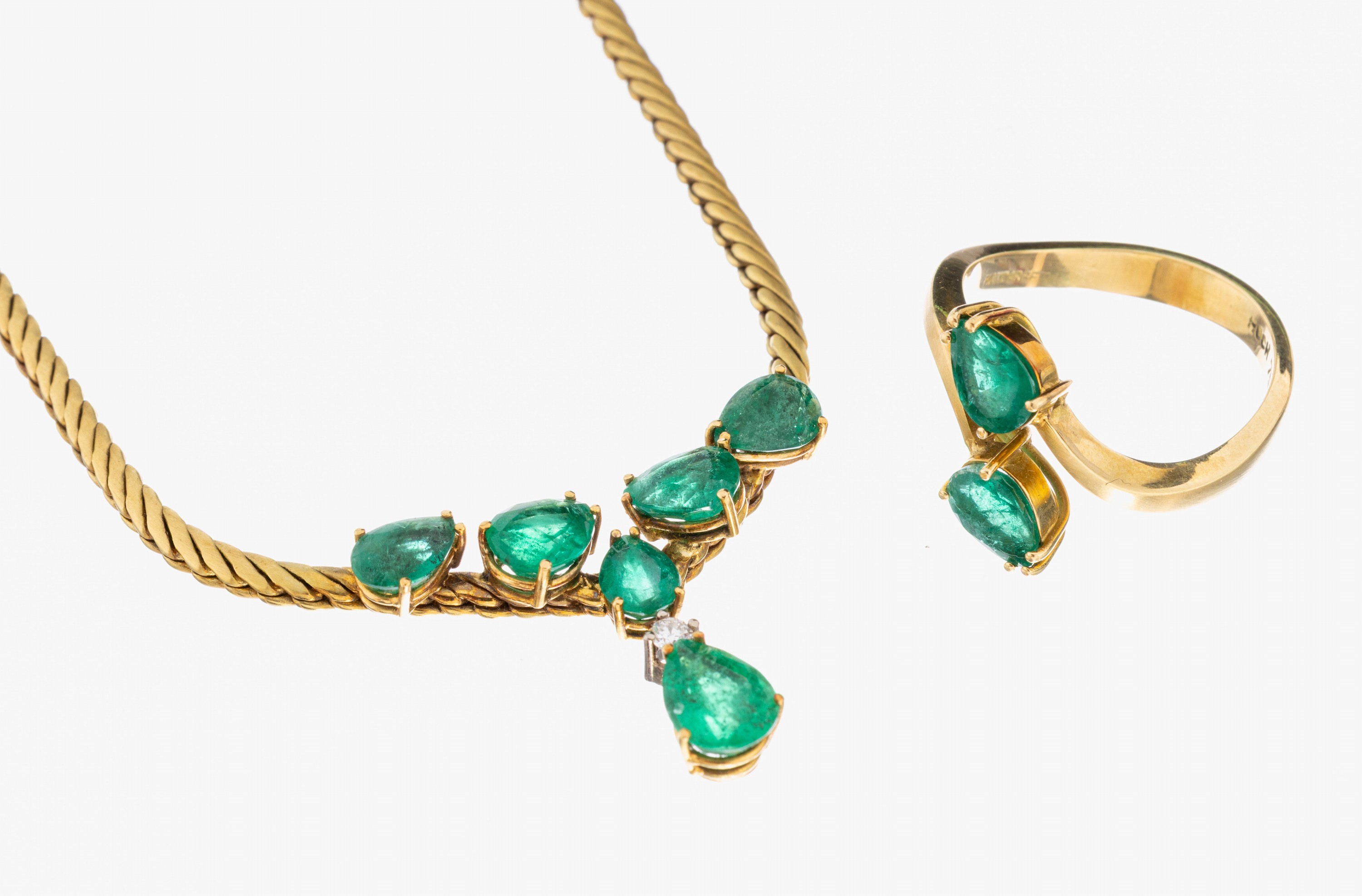 Image 27053166 - 18 kt gold emerald brilliant jewelry set , YG 750/000, comprised of: necklace, partly ...