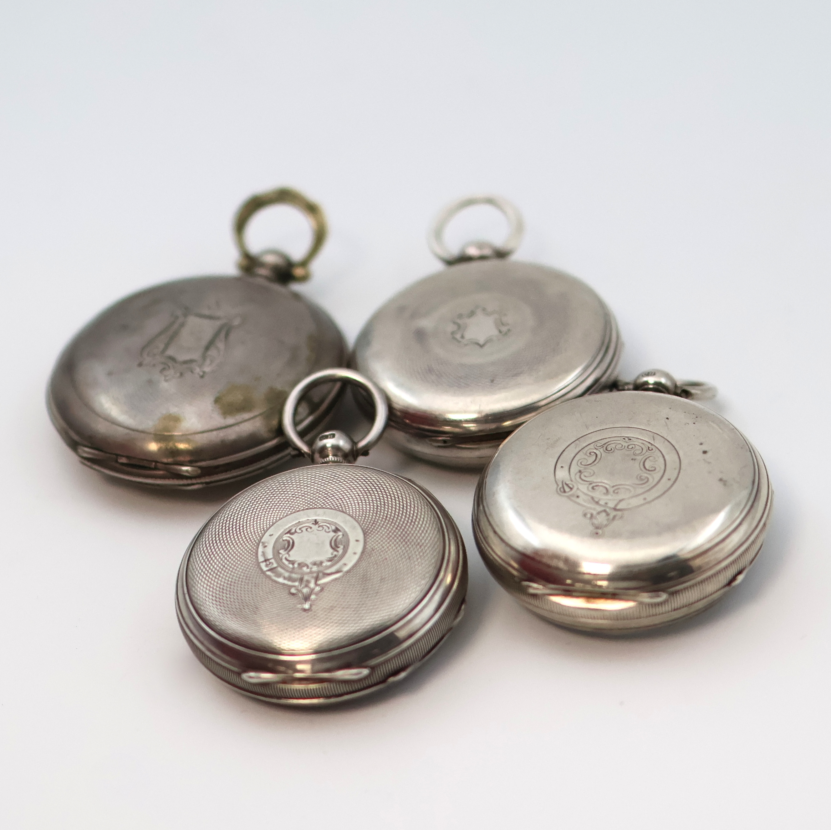 Detail b: 3 offene, englische Sterlingsilber Schlüssel- Taschenuhren und eine weitere Savonette in Silber, England/Schweiz/USA um 1870 - 1900, Zifferbl. 3 x ...