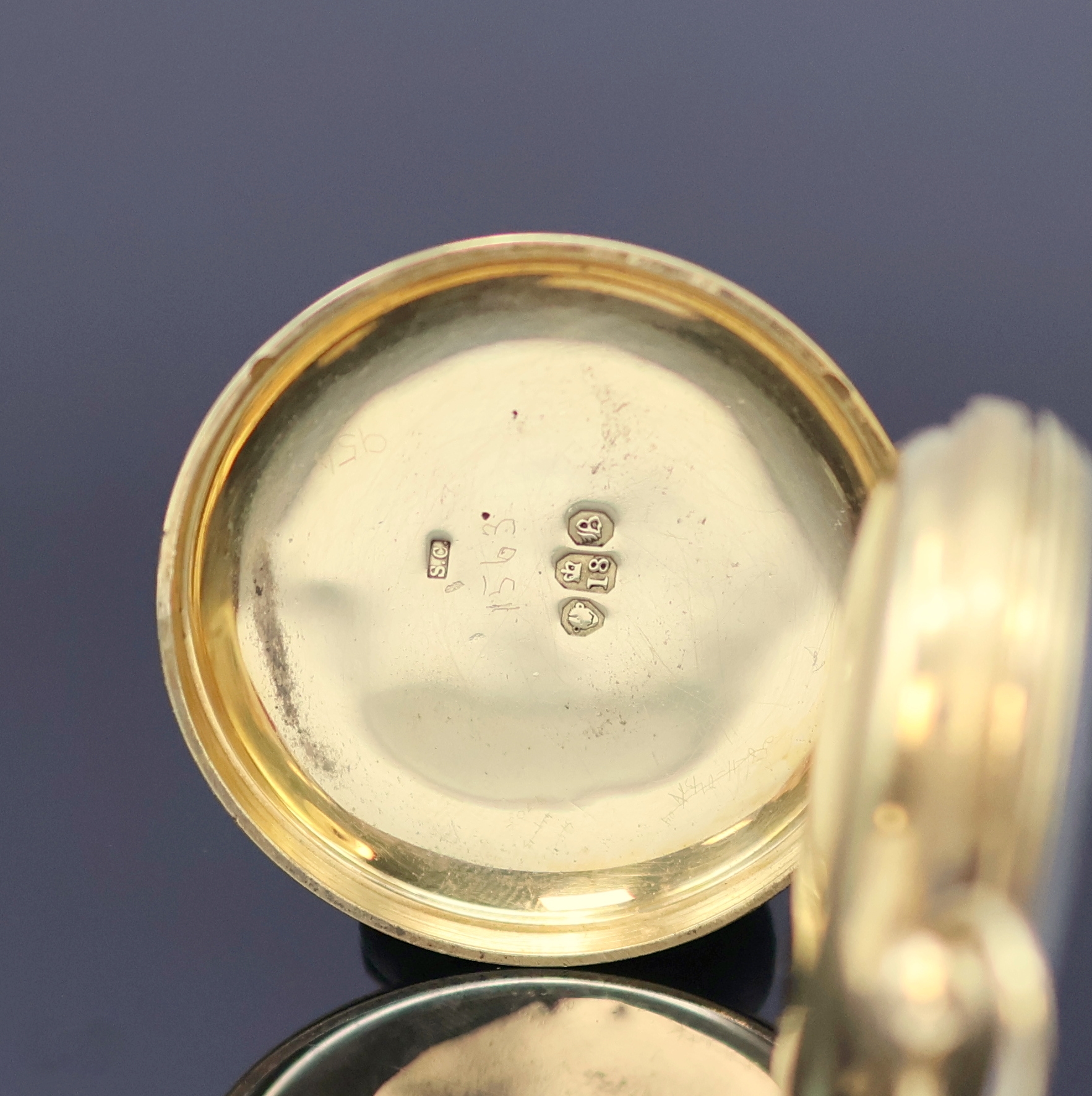 Detail b: Offene GG 750/000 Spitzzahnanker- Herrentaschenuhr Nr. 4716, Hallmark London 1837, guill. Geh. ber., guill. Rand, Emailzifferbl. riss., kl. Sek. bei ...