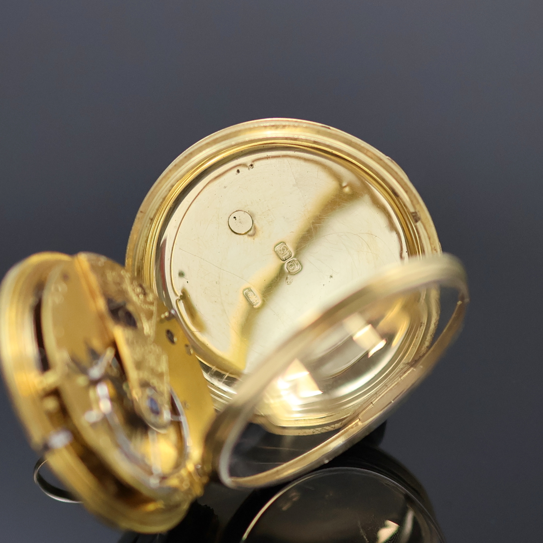 Detail d: Offene GG 750/000 Spitzzahnanker- Herrentaschenuhr Nr. 4716, Hallmark London 1837, guill. Geh. ber., guill. Rand, Emailzifferbl. riss., kl. Sek. bei ...