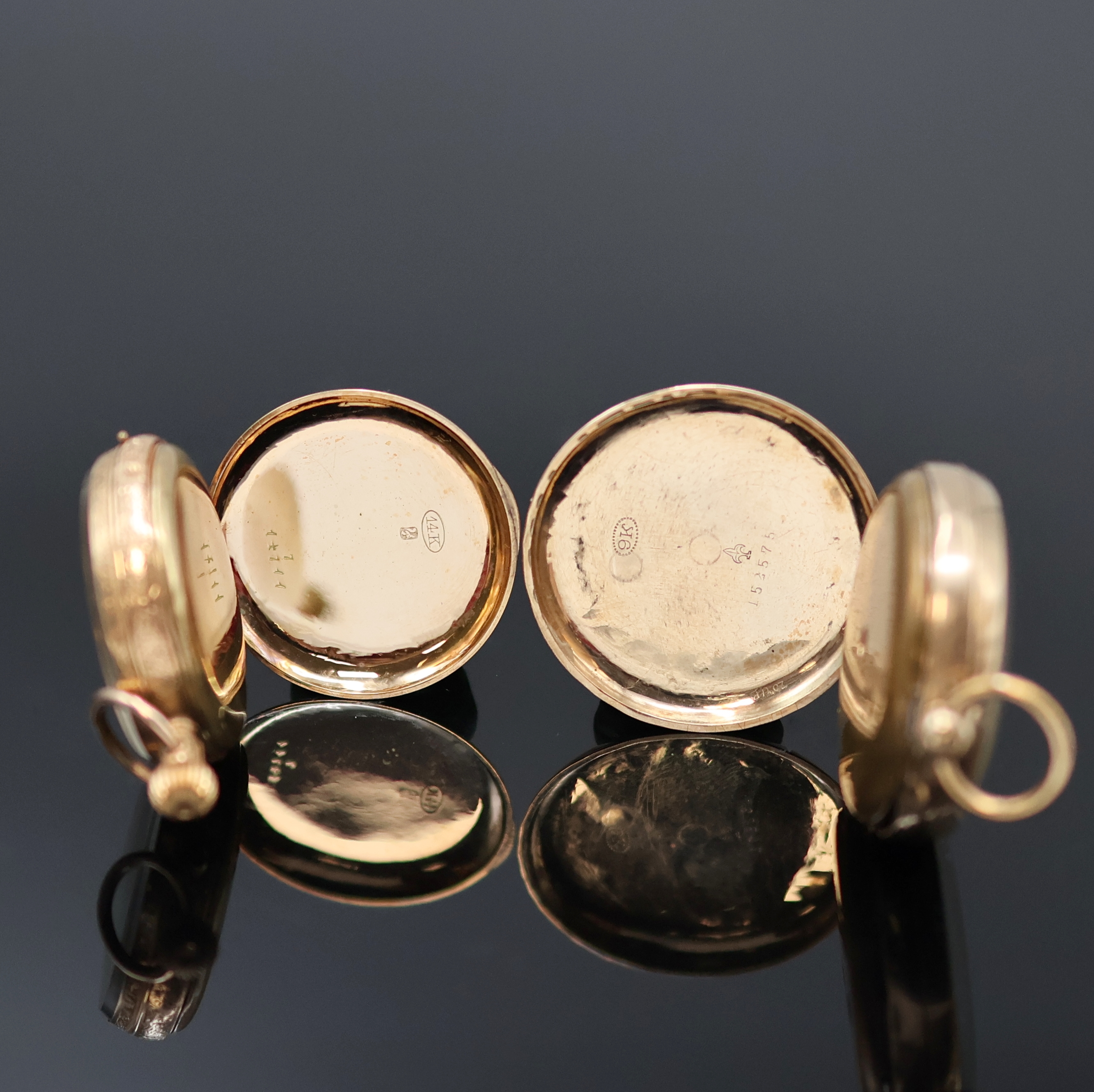 Detail b: 2 offene Zylindertaschenuhren in RG 585/000 und 375/000, um 1880, 1 x Schlüssel- und 1 x Kronenaufzug, vollgrav. Geh. dell., verg. Metallcuv., gold. ...