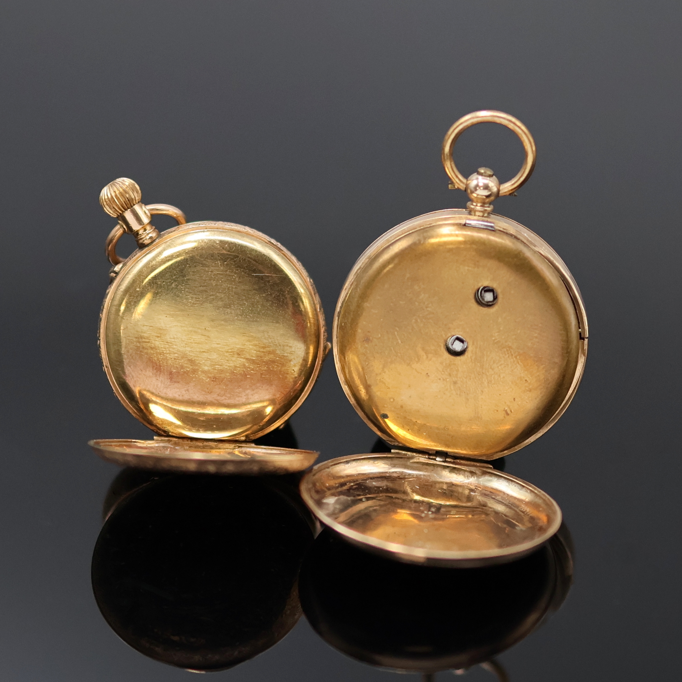 Detail c: 2 offene Zylindertaschenuhren in RG 585/000 und 375/000, um 1880, 1 x Schlüssel- und 1 x Kronenaufzug, vollgrav. Geh. dell., verg. Metallcuv., gold. ...