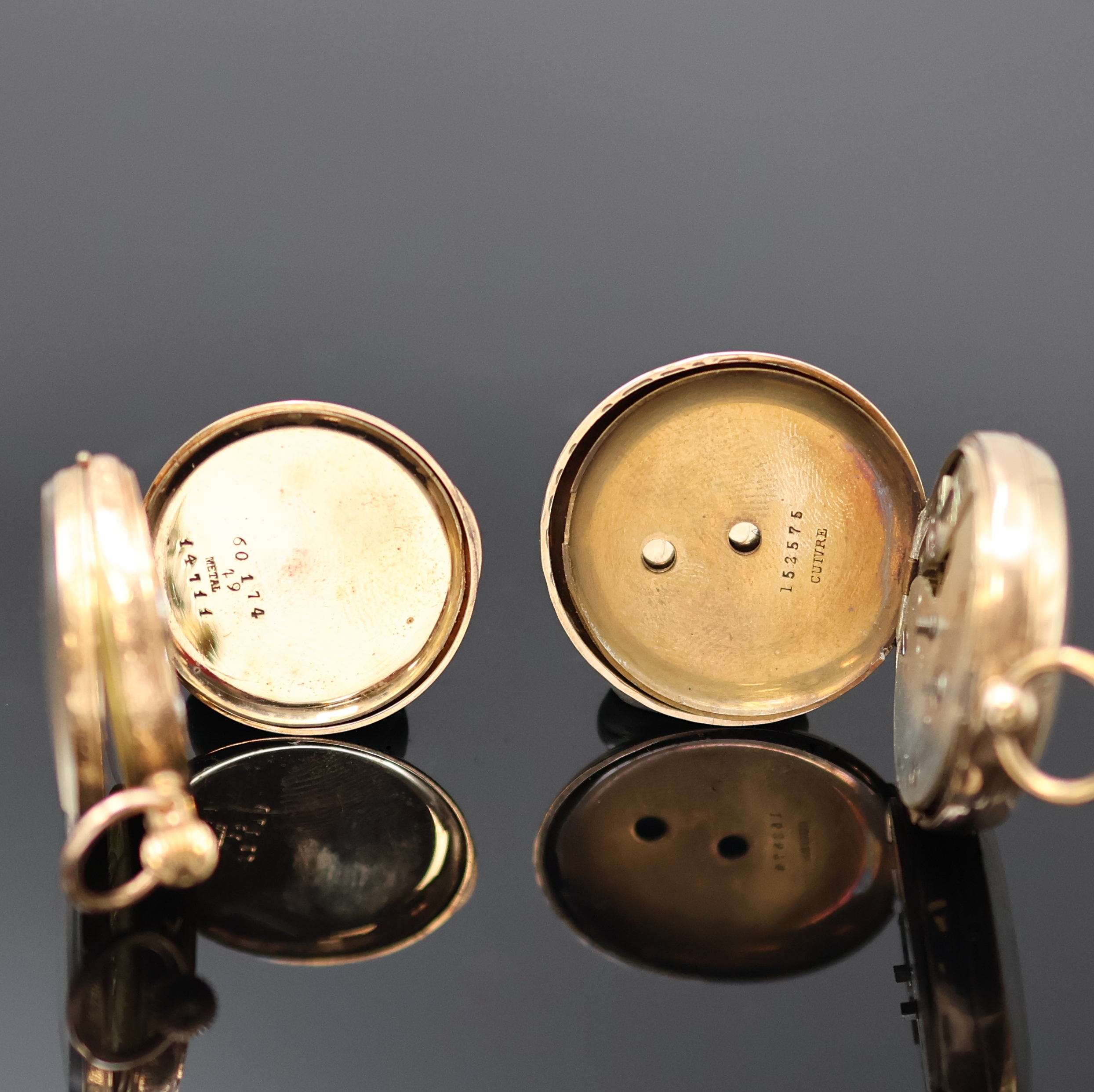 Detail d: 2 offene Zylindertaschenuhren in RG 585/000 und 375/000, um 1880, 1 x Schlüssel- und 1 x Kronenaufzug, vollgrav. Geh. dell., verg. Metallcuv., gold. ...