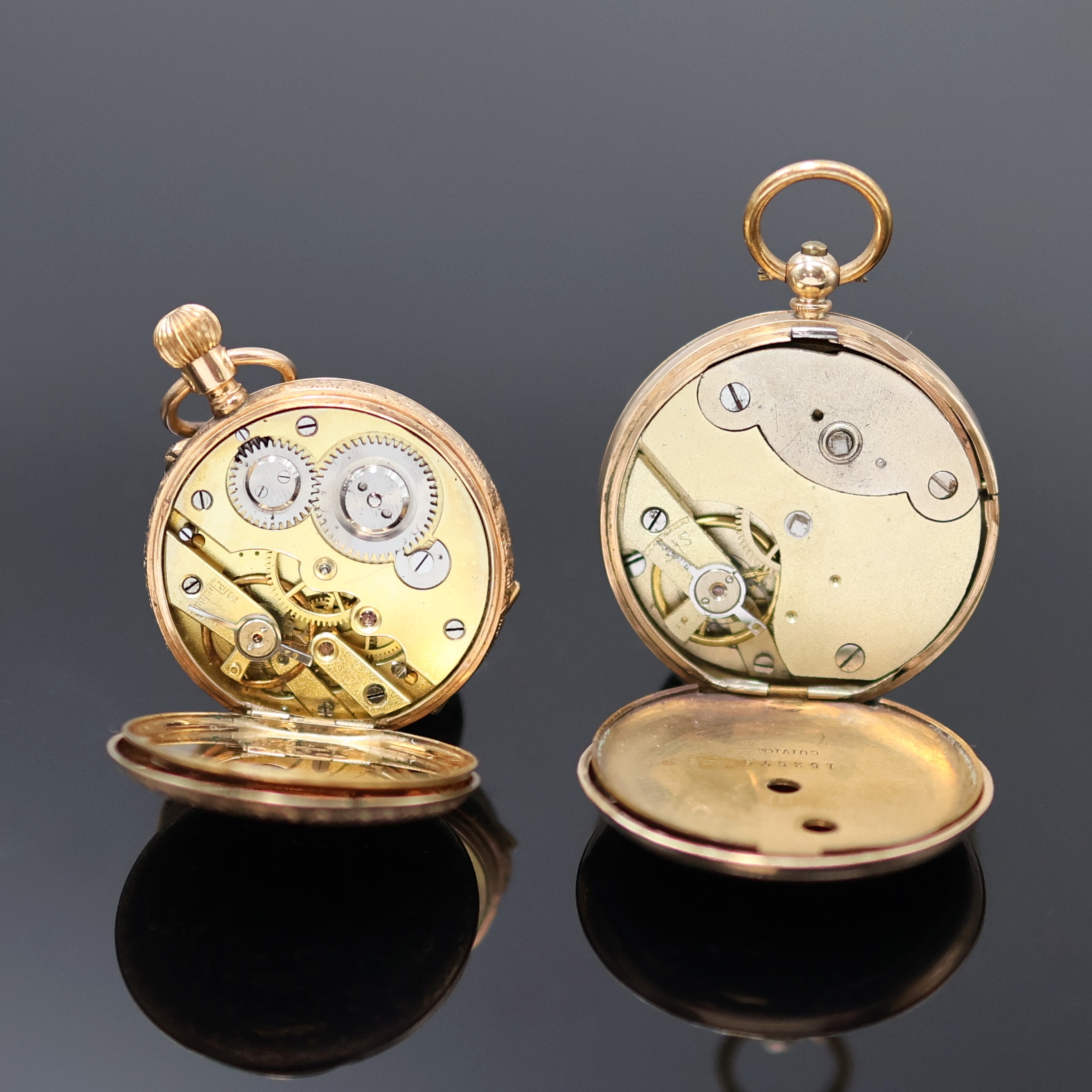 Detail e: 2 offene Zylindertaschenuhren in RG 585/000 und 375/000, um 1880, 1 x Schlüssel- und 1 x Kronenaufzug, vollgrav. Geh. dell., verg. Metallcuv., gold. ...