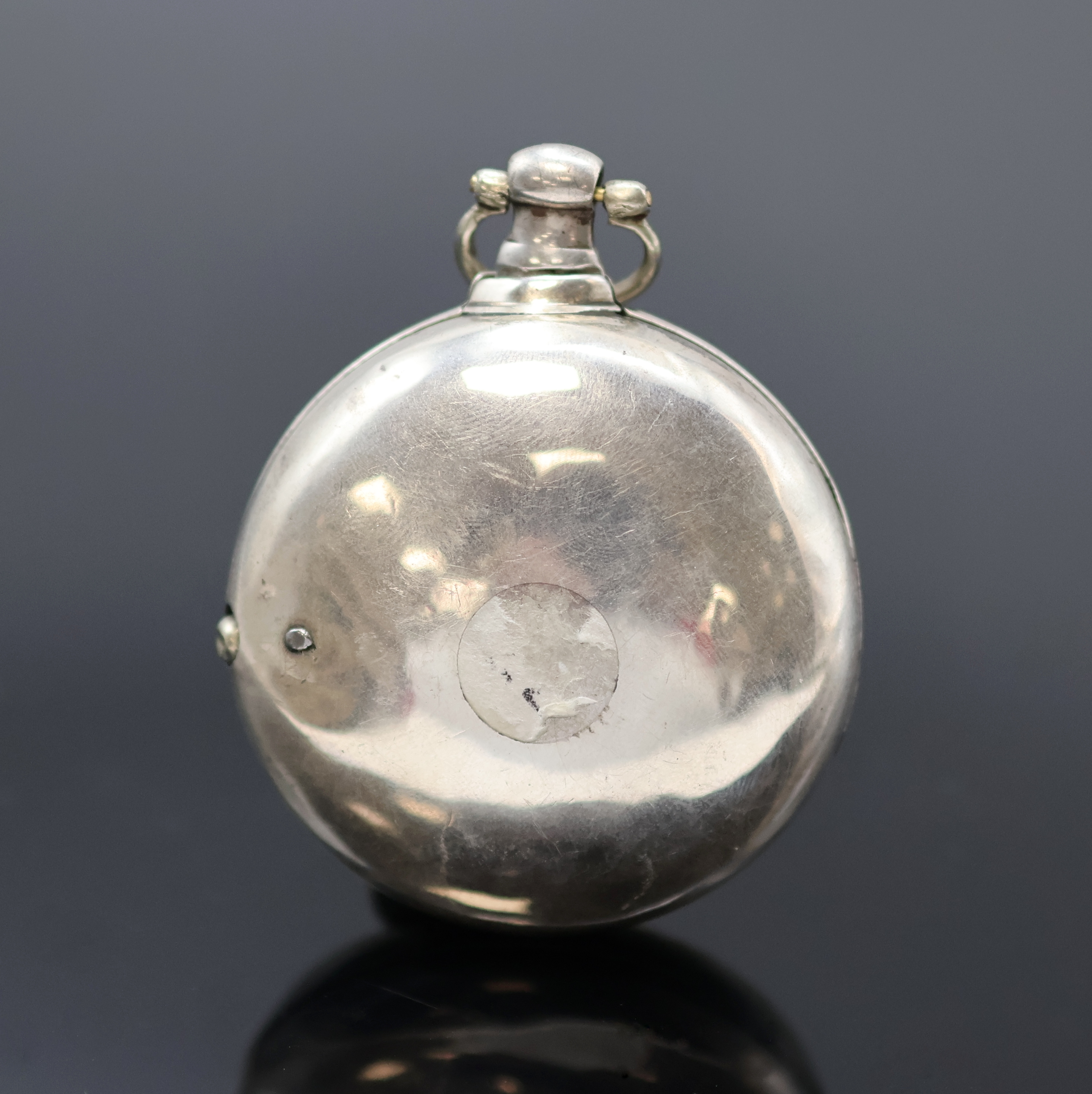 Detail a: Schwere Sterlingsilber-Spindeltaschenuhr mit Tag/Nacht-Anzeige als Stundenzeiger, Hallmark London 1820, glattes Geh. und Übergeh. dell./Rep., ...
