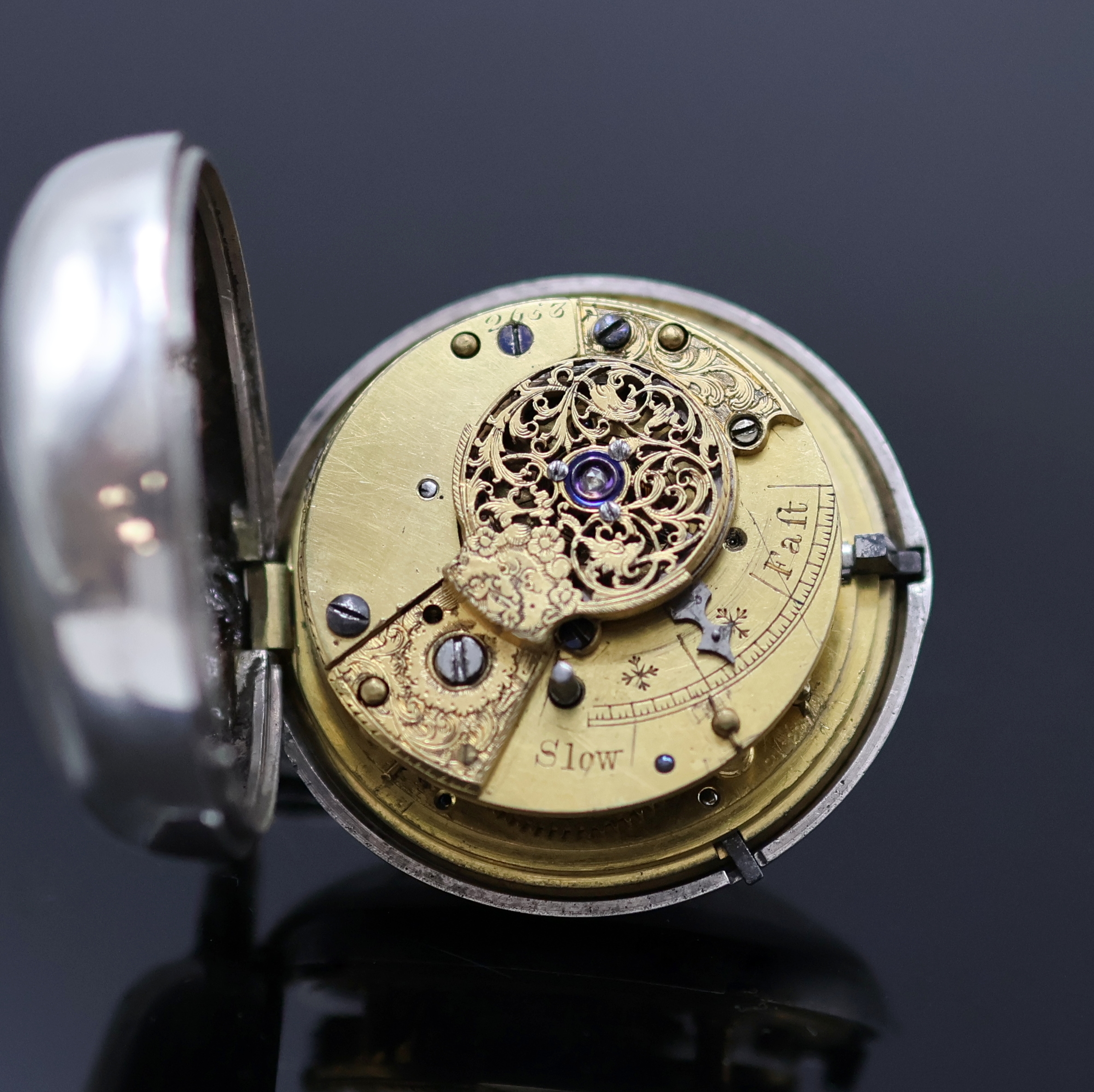 Detail c: Schwere Sterlingsilber-Spindeltaschenuhr mit Tag/Nacht-Anzeige als Stundenzeiger, Hallmark London 1820, glattes Geh. und Übergeh. dell./Rep., ...