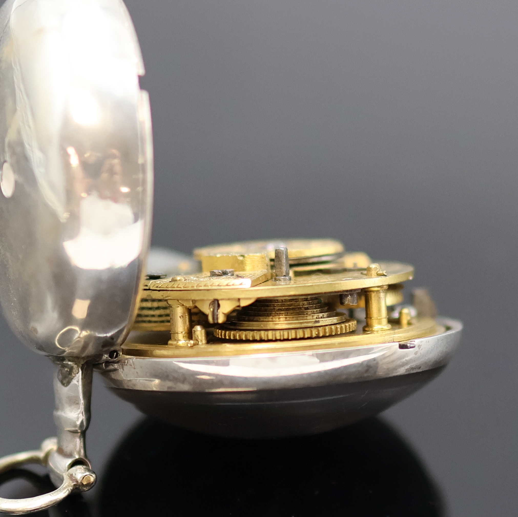 Detail d: Schwere Sterlingsilber-Spindeltaschenuhr mit Tag/Nacht-Anzeige als Stundenzeiger, Hallmark London 1820, glattes Geh. und Übergeh. dell./Rep., ...