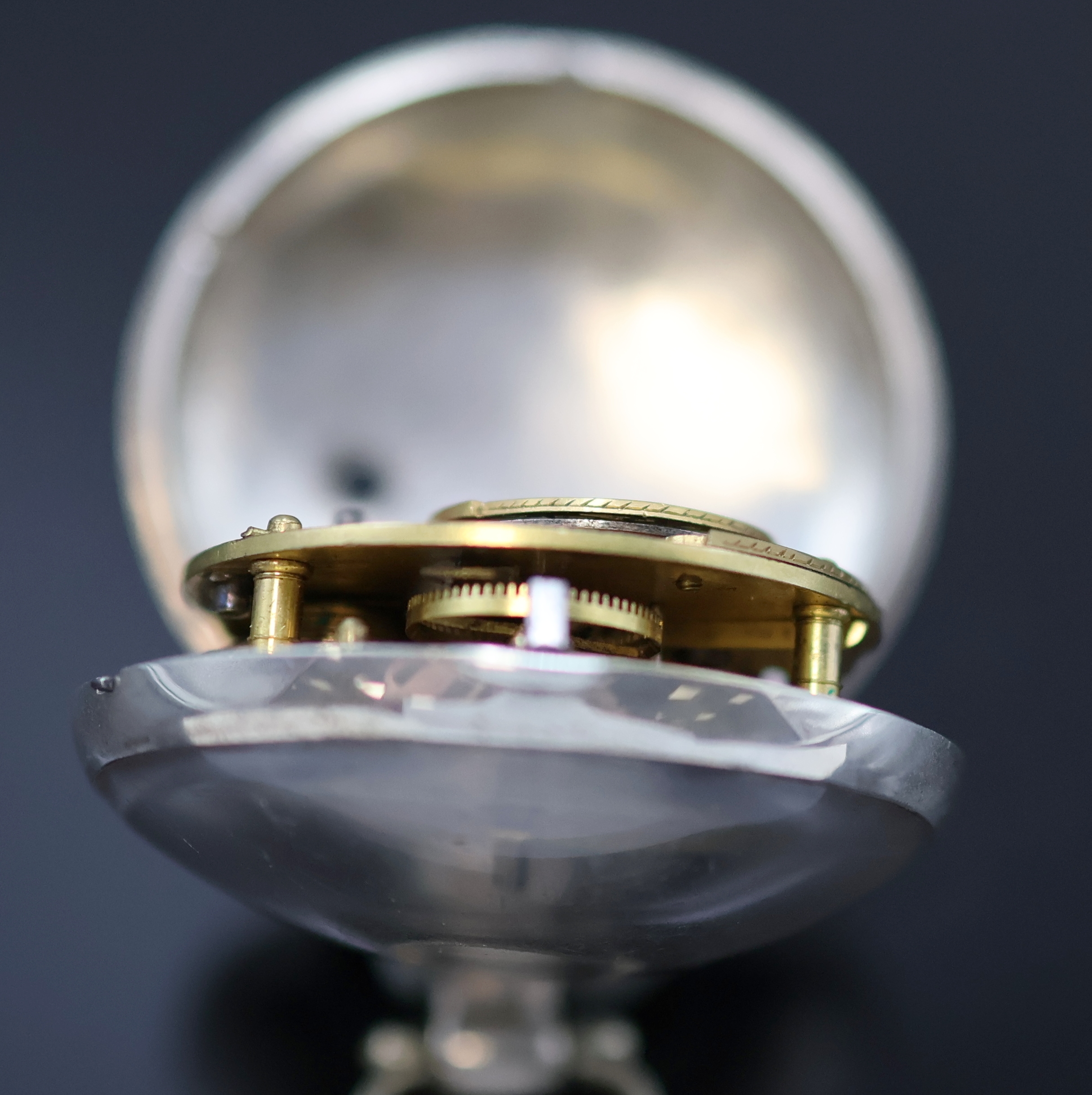 Detail e: Schwere Sterlingsilber-Spindeltaschenuhr mit Tag/Nacht-Anzeige als Stundenzeiger, Hallmark London 1820, glattes Geh. und Übergeh. dell./Rep., ...