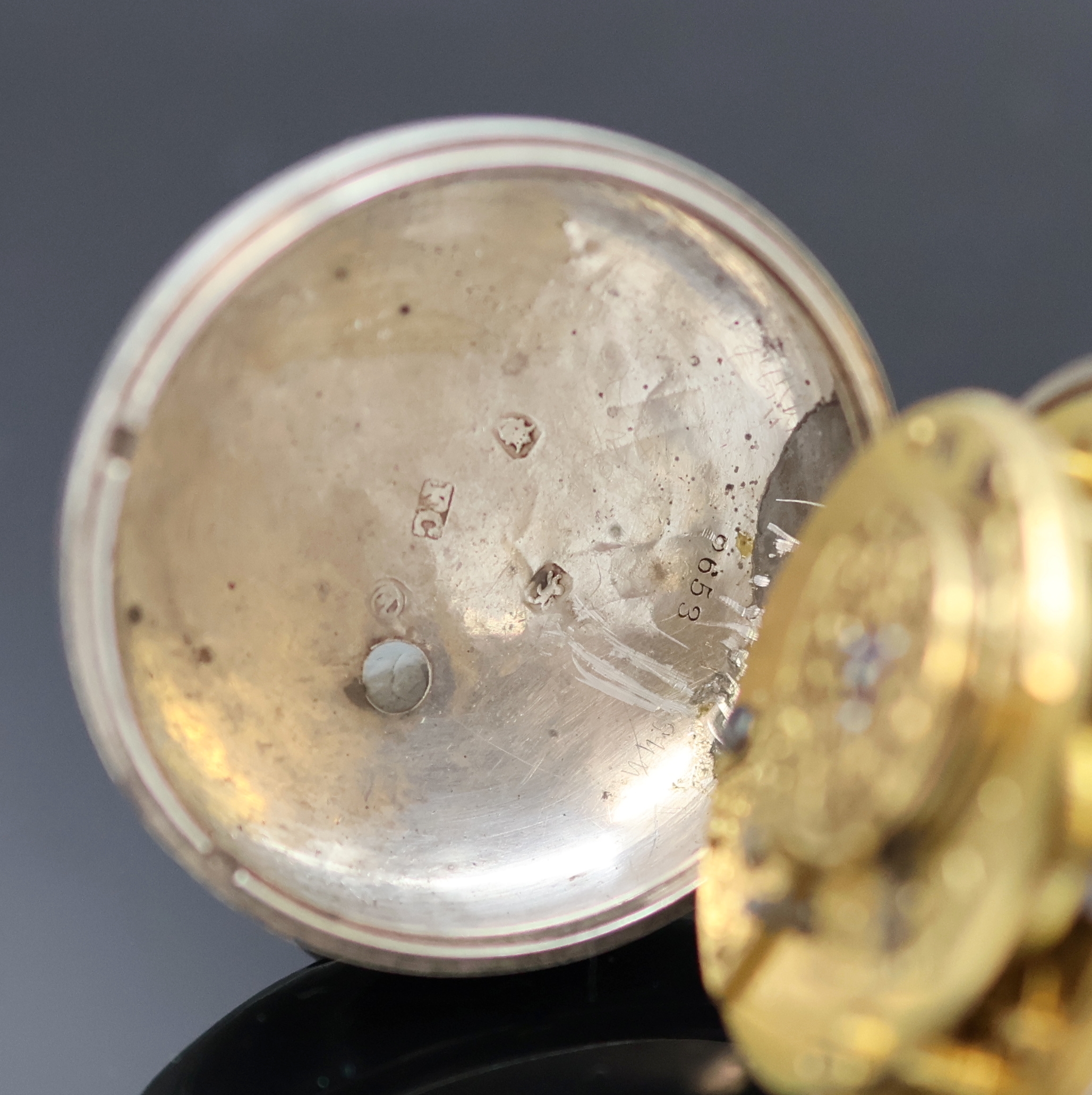 Detail f: Schwere Sterlingsilber-Spindeltaschenuhr mit Tag/Nacht-Anzeige als Stundenzeiger, Hallmark London 1820, glattes Geh. und Übergeh. dell./Rep., ...