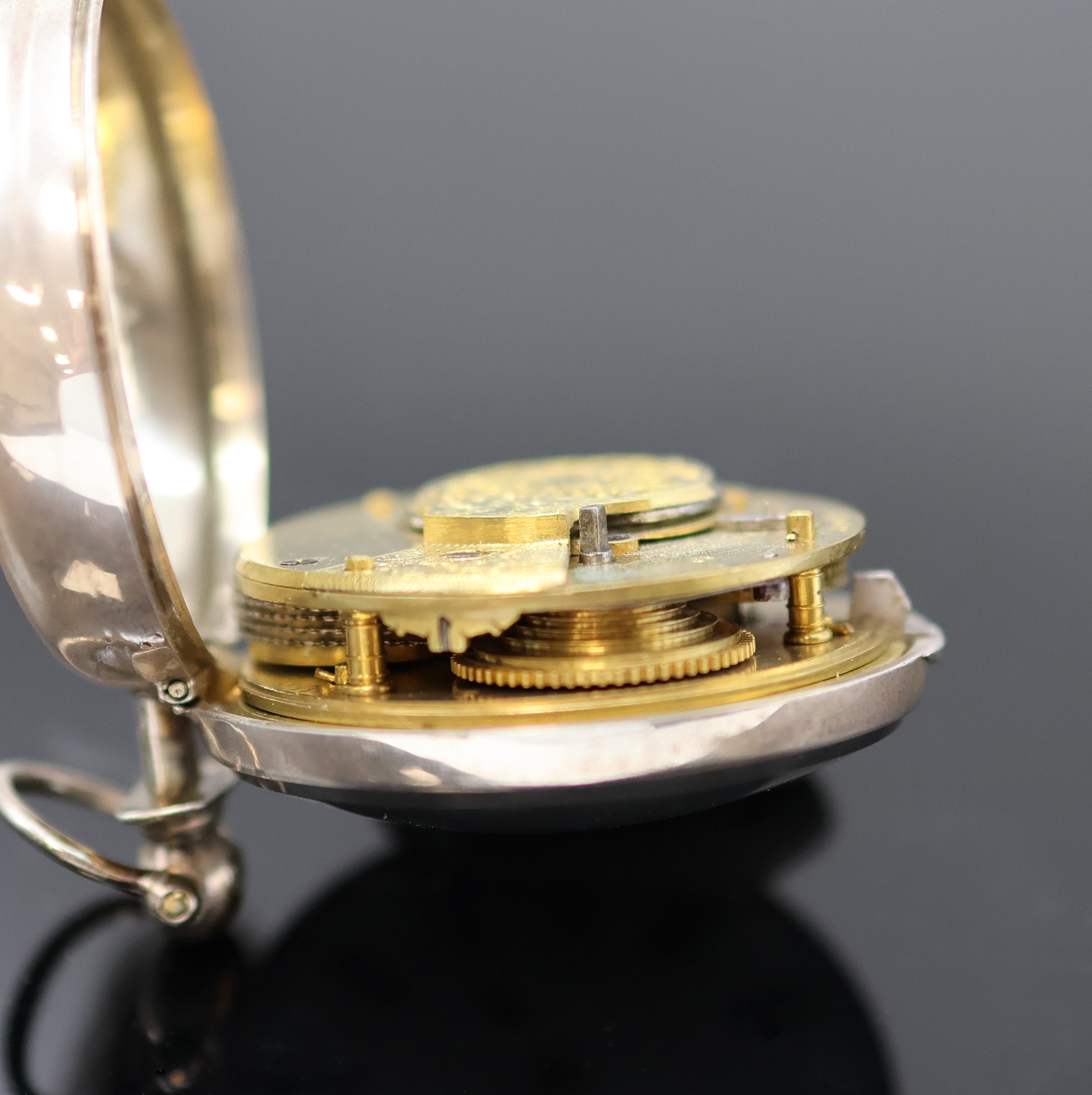 Detail e: Spindeltaschenuhr im Sterlingsilber- Doppelgehäuse Nr. 11082, Hallmark Birmingham 1840, glatte Geh. dell., Emailzifferbl. m. fetten röm. Zahlen ...
