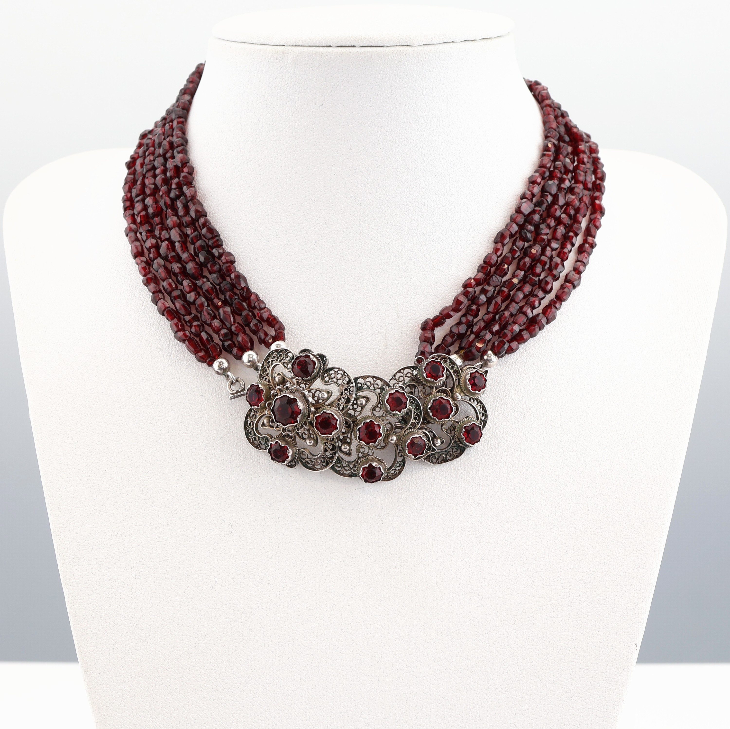 Image 27053255 - Granat-Collier, Böhmen um 1880-1900, 6-rhg.facett. Granate, Steckschließe aus ...
