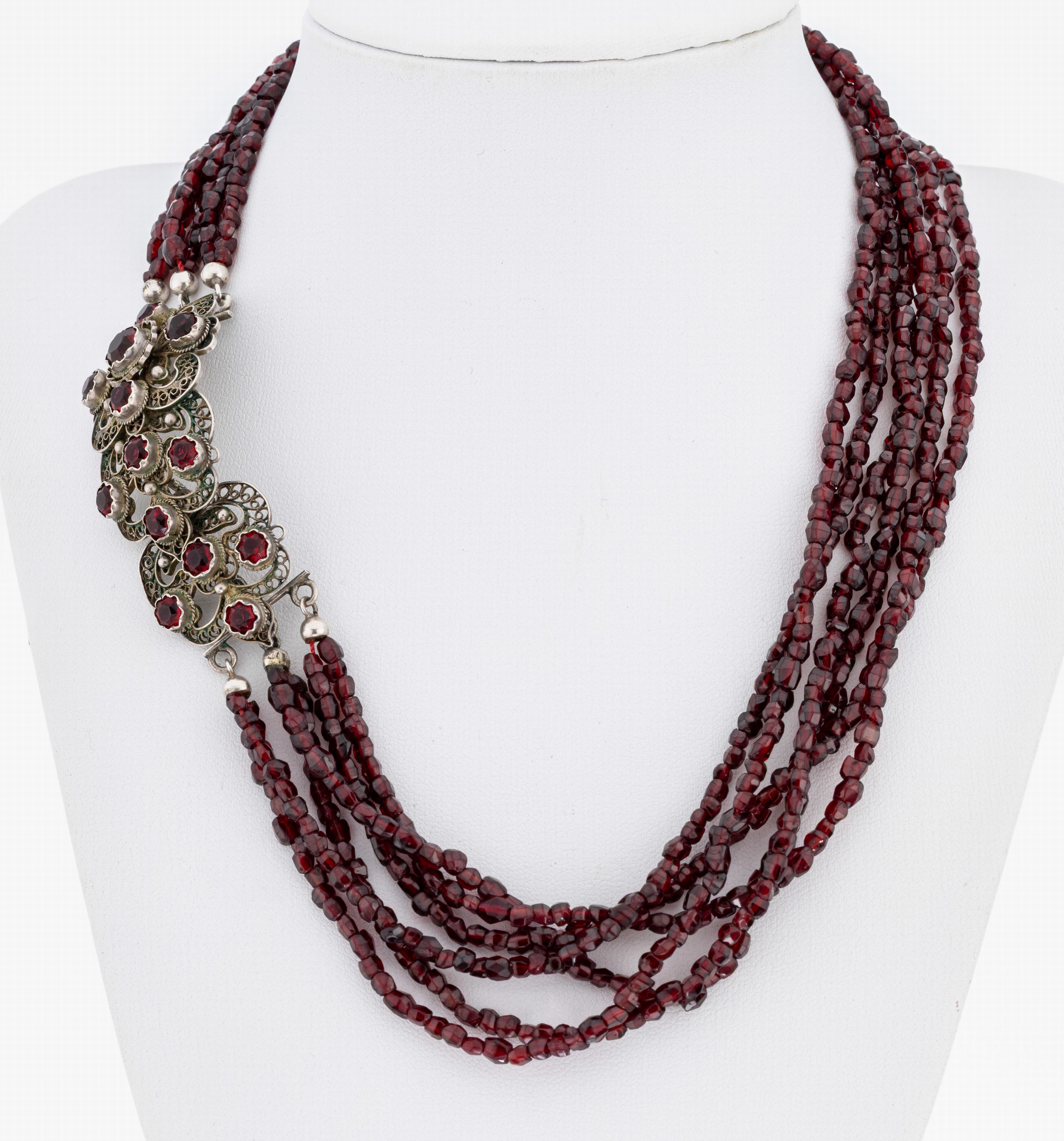 Detail a: Granat-Collier, Böhmen um 1880-1900, 6-rhg.facett. Granate, Steckschließe aus Filigranarbeit, Silber gepr., mit roten facett. Glassteinen, L. ca. ...