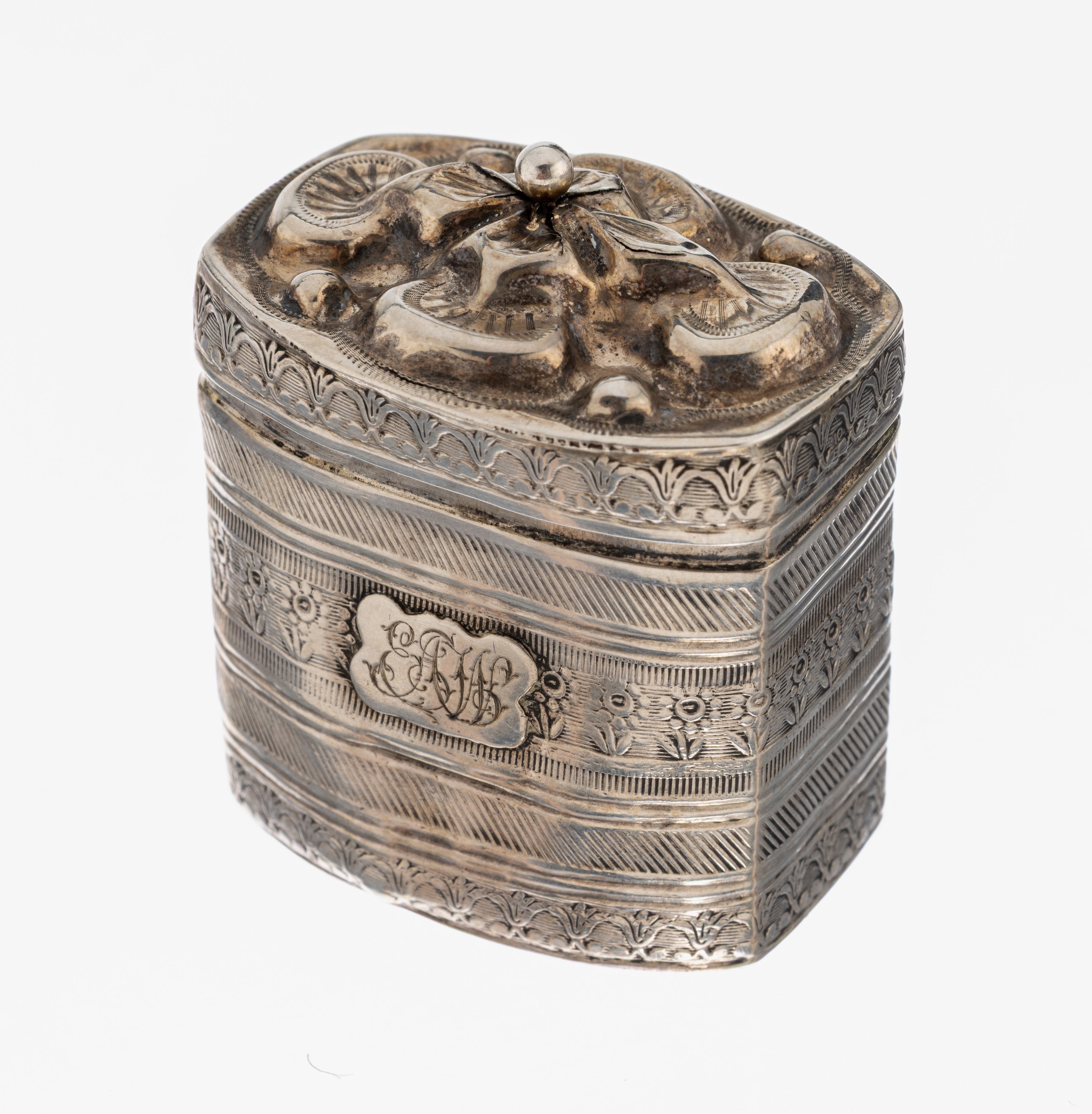 Pillendose, Niederlande um 1890, 833er Silber, umlaufende Zierbänder in versch. Mustern, Deckel mit vierpassiger Blüte, Monogrammfeld mit grav. ...