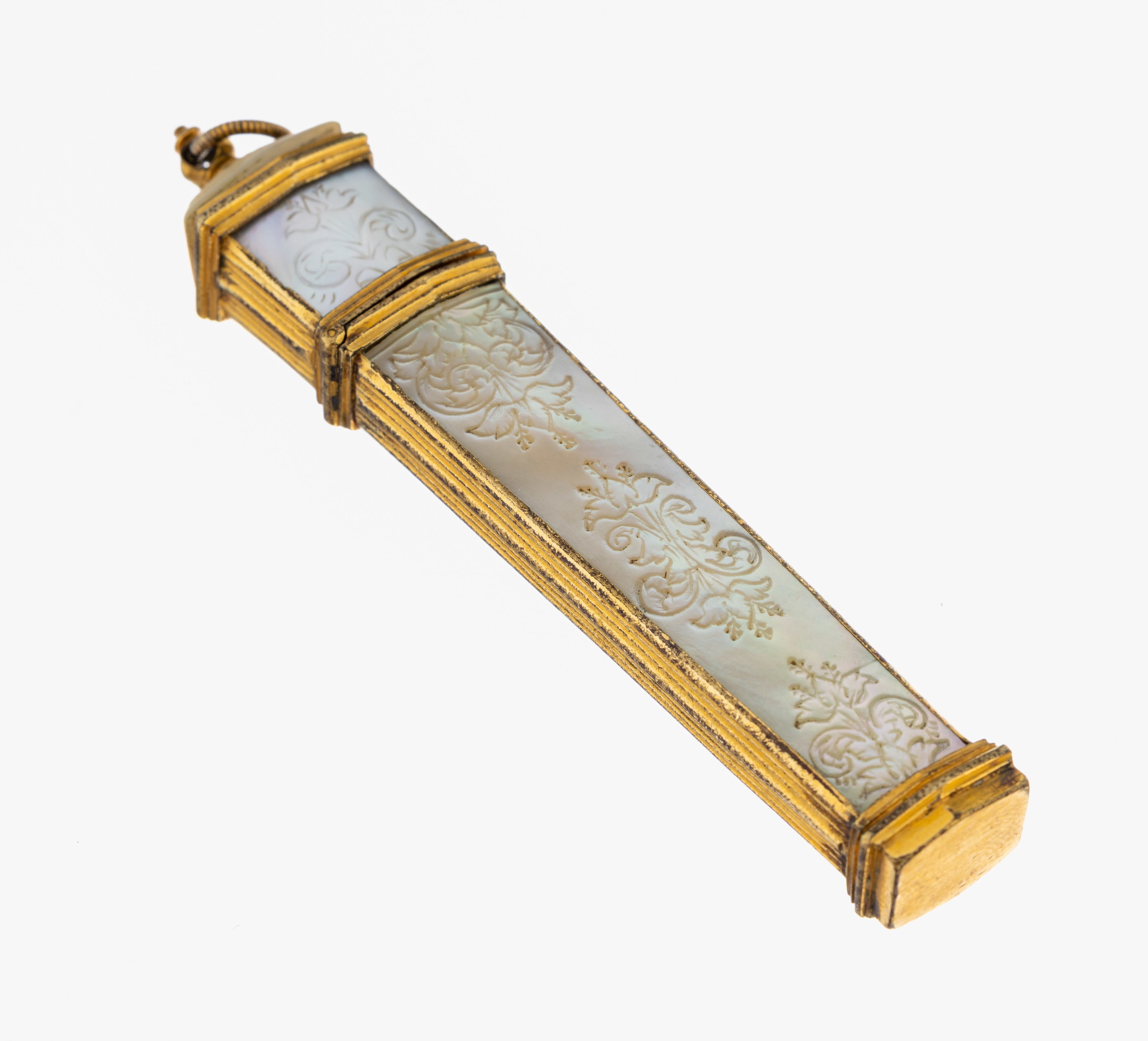 Nadelbehälter, wohl Frankreich um 1850, Metall verg., Korpus mit Perlmutt, florale Ornamentik, Deckel mit Anhängeröse, L. ca. 10 cm, Vergoldung ...