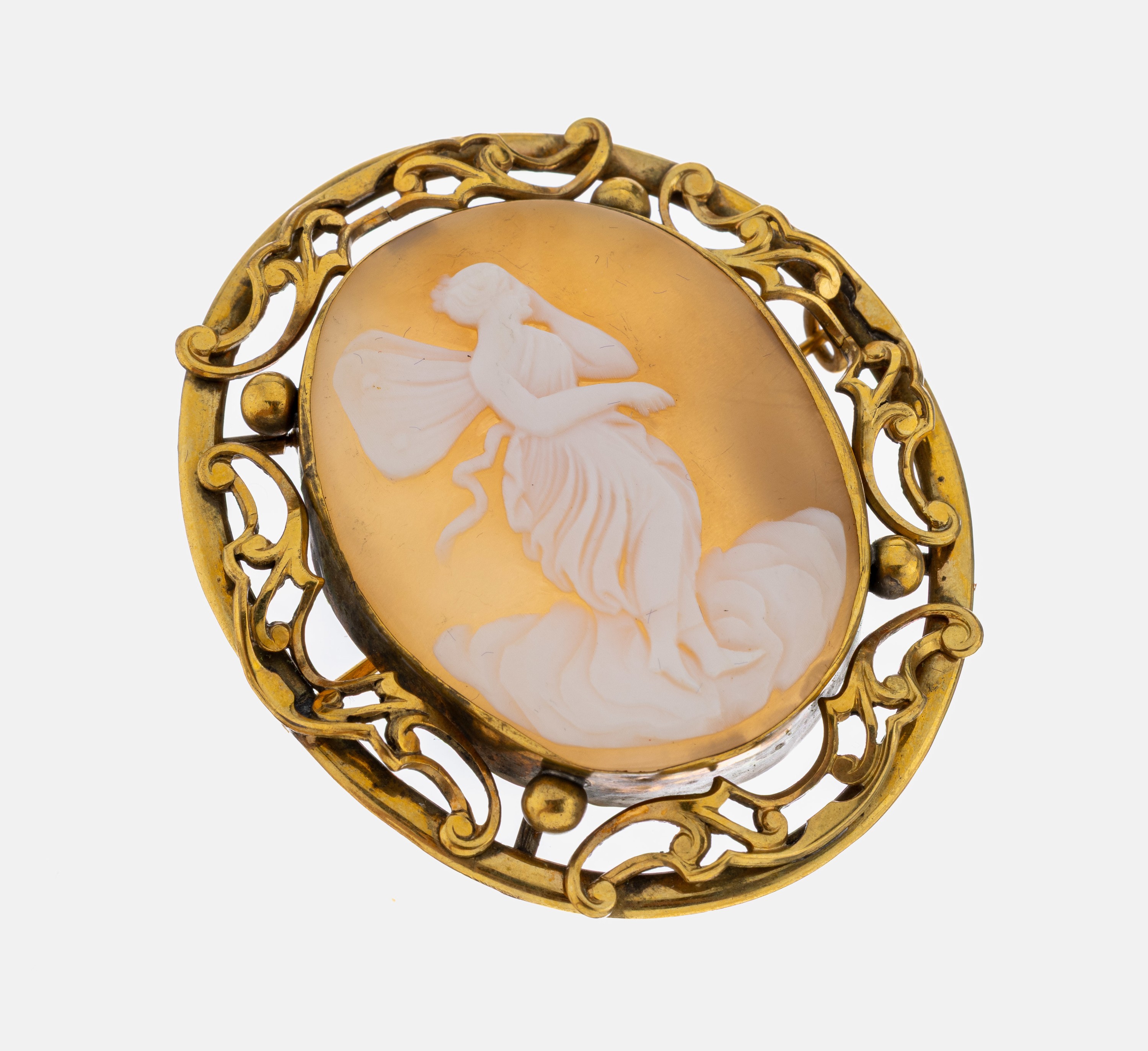 Kamee-Brosche, um 1900, Metall verg., ovaleMuschelkamee, Darstellung der Psyche mit wehendem Kleid, Fassung durchbrochen mit Rocaillen, min. besch., ...
