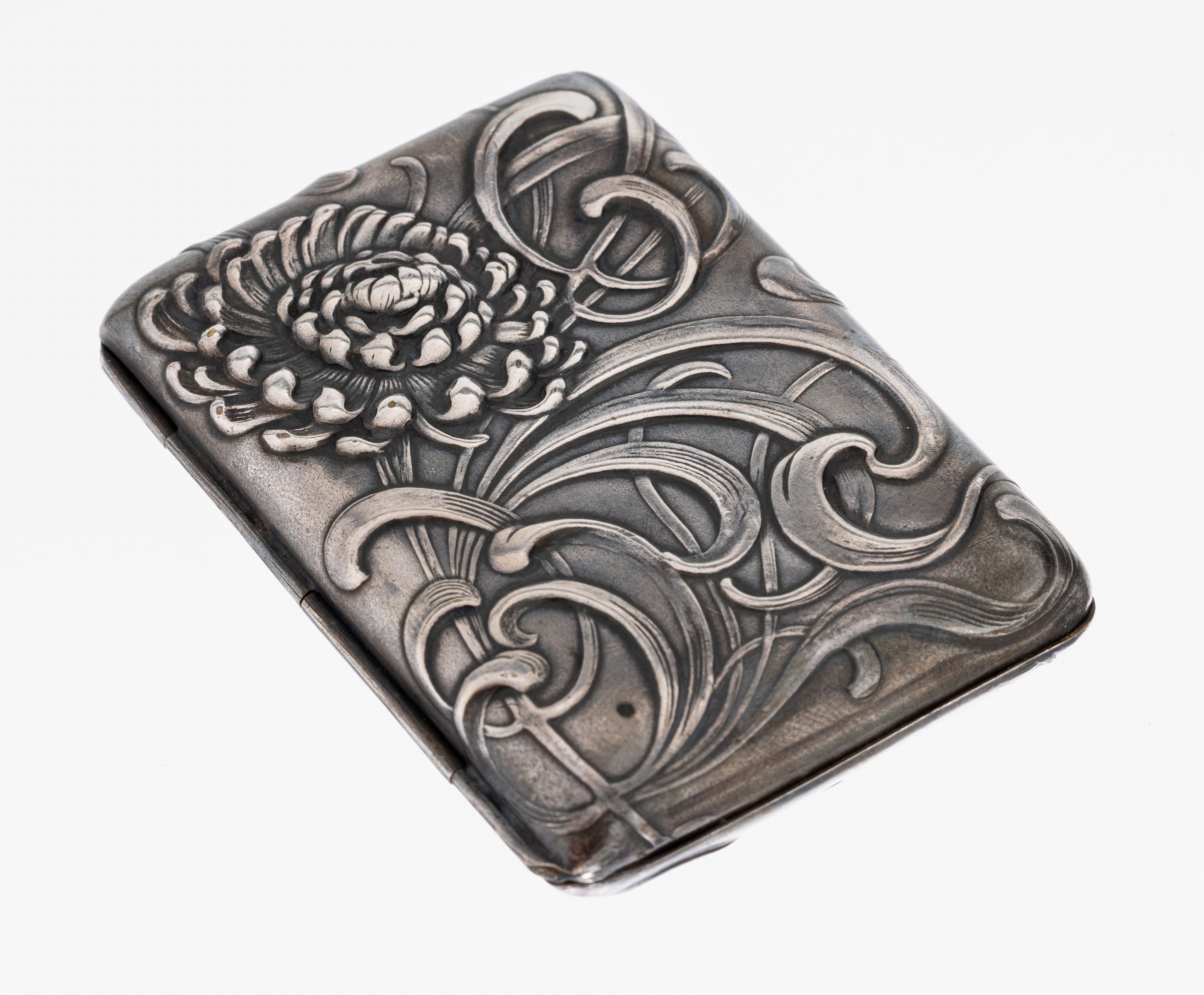 Jugendstil Zigarettenetui, um 1900-1905, Metall versilbert, innen verg., fein ausgeführtes reliefiertes Dekor mit Arabesken und Chrysantheme, ca. 8 ...
