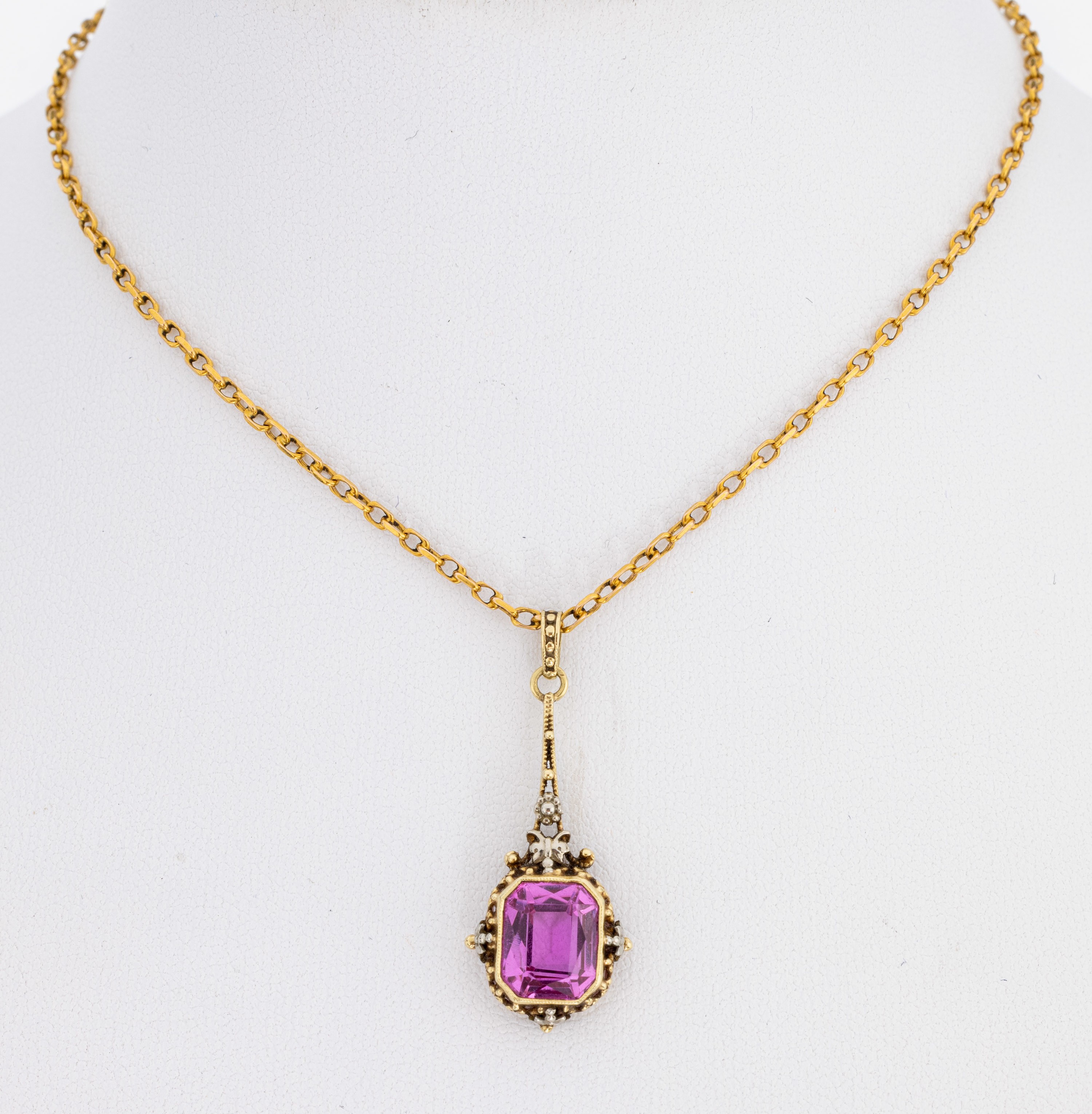 14 kt Gold Farbstein-Anhänger, GG 585/000 gepr., länglich, Fassung durchbrochen mit kl. Blüten, facett. synth. Spinell, L. ca. 3 cm, an Kette, GG ...