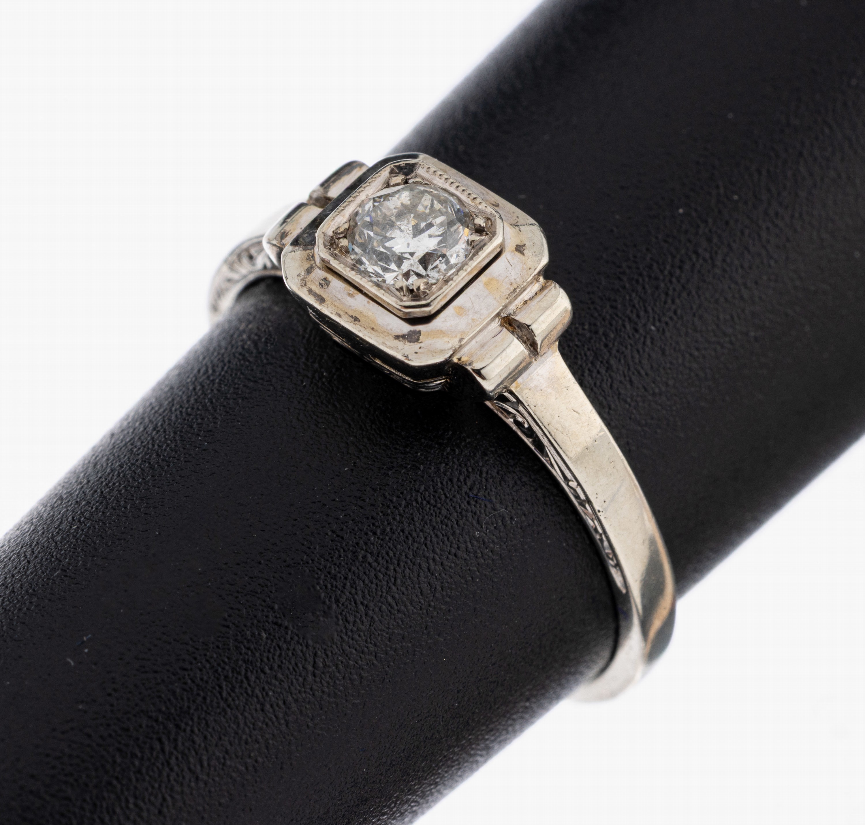 Image 27053422 - 14 kt Gold Brillant-Ring, um 1930, WG 585/000 gepr., geometrisch, Brillant ca. 0.20 ct ...