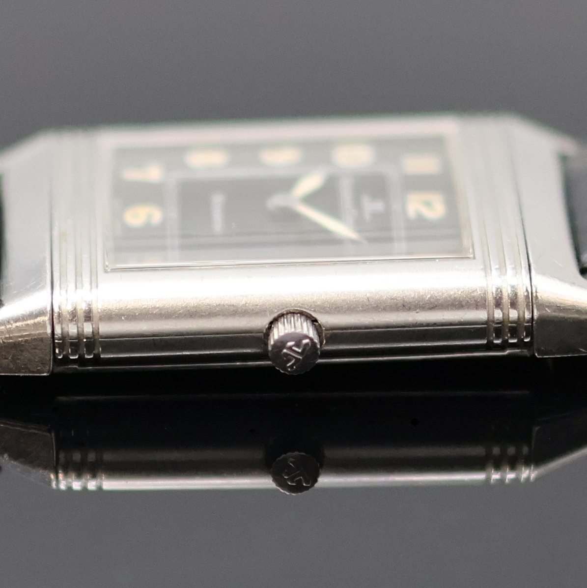 Detail d: Jaeger-LeCoultre Reverso Damenarmbanduhr Referenz 251.8.86, Handaufzug, Schweiz um 1995, um 180 Grad drehbares Wendegehäuse inkl. Lederband m. orig. ...