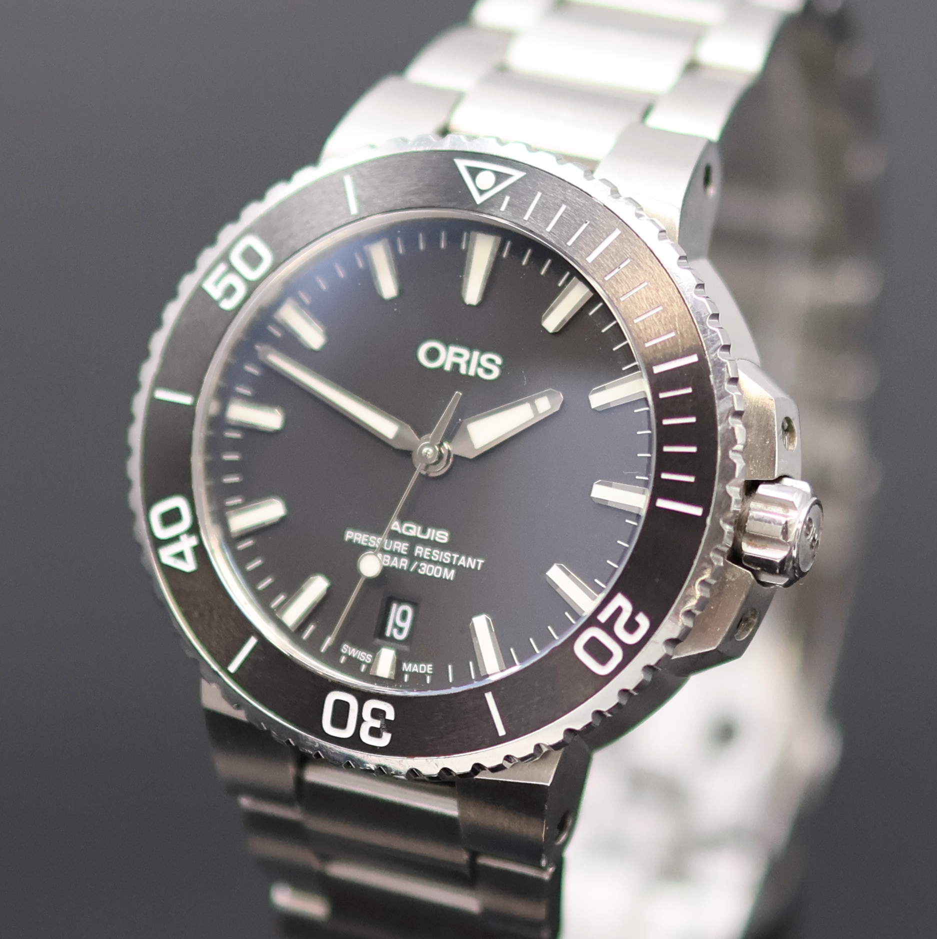 Detail a: ORIS Herrenarmbanduhr Aquis Referenz 7732, Automatik, Schweiz um 2015, beids. vergl. Edelstahlgeh. inkl. Gliederband m. Faltschl. und ...