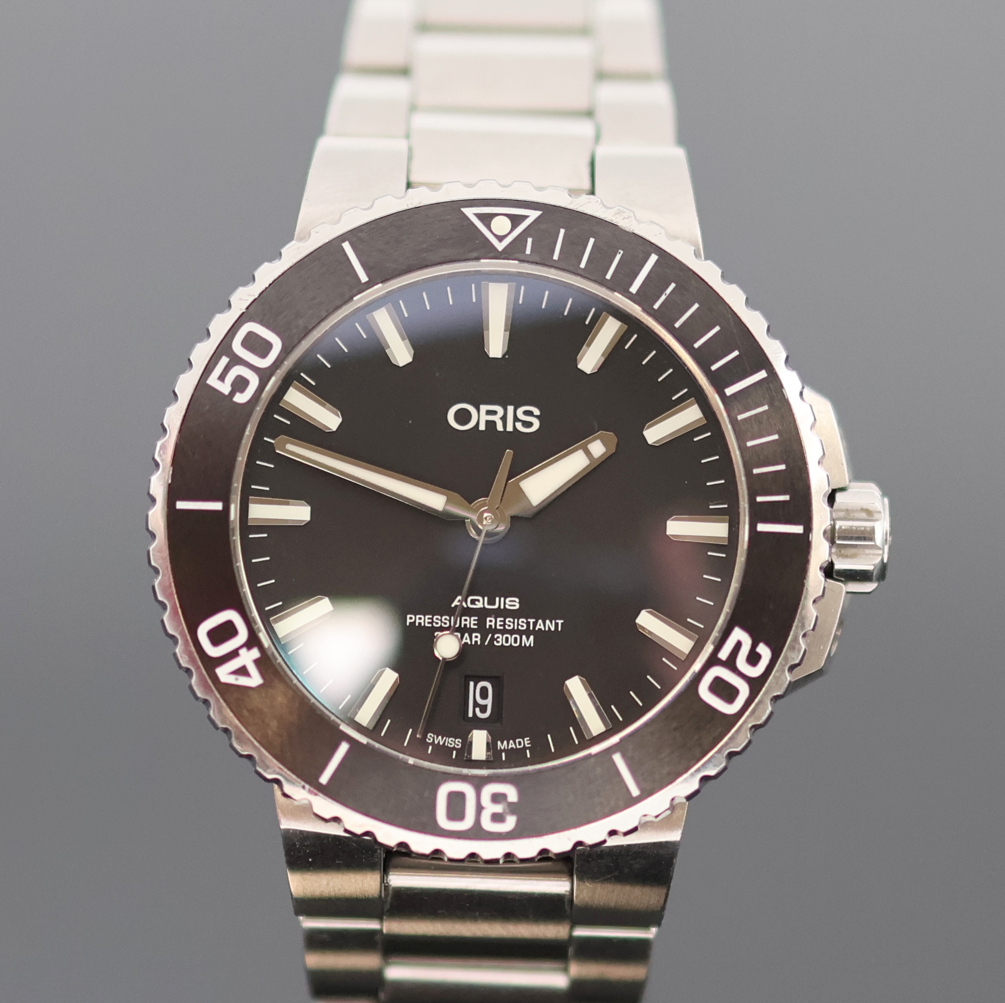 Detail b: ORIS Herrenarmbanduhr Aquis Referenz 7732, Automatik, Schweiz um 2015, beids. vergl. Edelstahlgeh. inkl. Gliederband m. Faltschl. und ...
