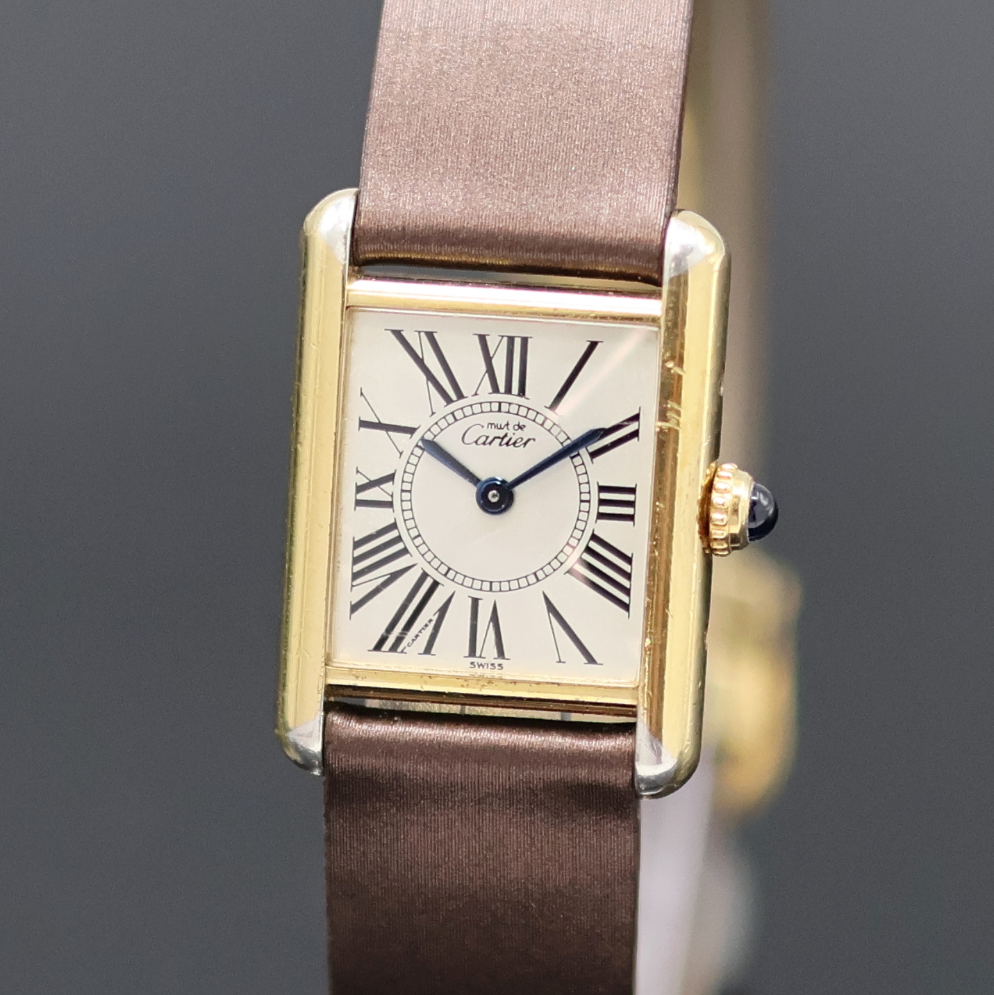 Detail a: CARTIER Paris Damenarmbanduhr Tank Vermeil Referenz 5057001, Schweiz 1990er Jahre, verg. Silbergeh. altersbed. ber., orig. Lederband m. orig. ...