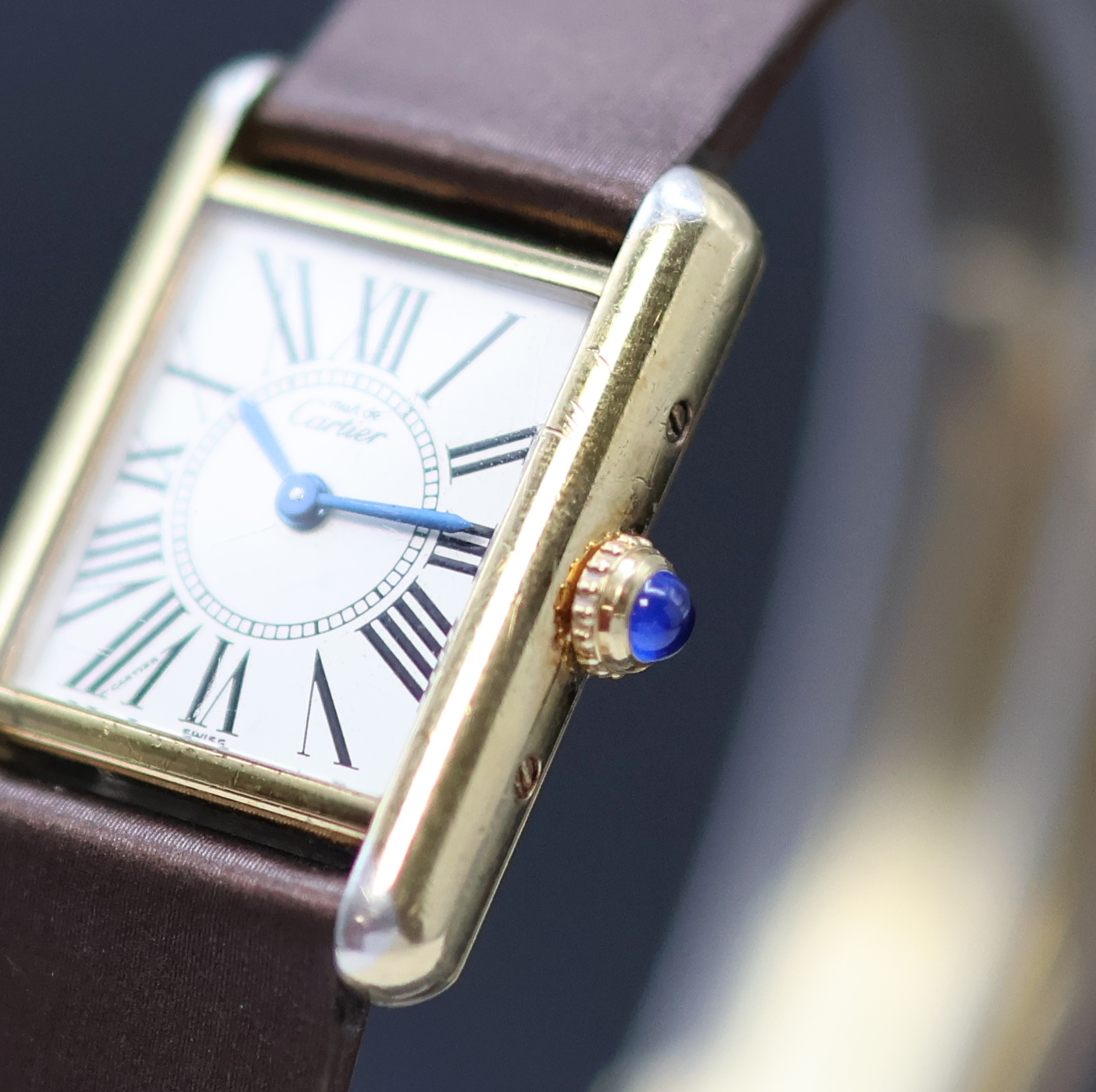 Detail d: CARTIER Paris Damenarmbanduhr Tank Vermeil Referenz 5057001, Schweiz 1990er Jahre, verg. Silbergeh. altersbed. ber., orig. Lederband m. orig. ...