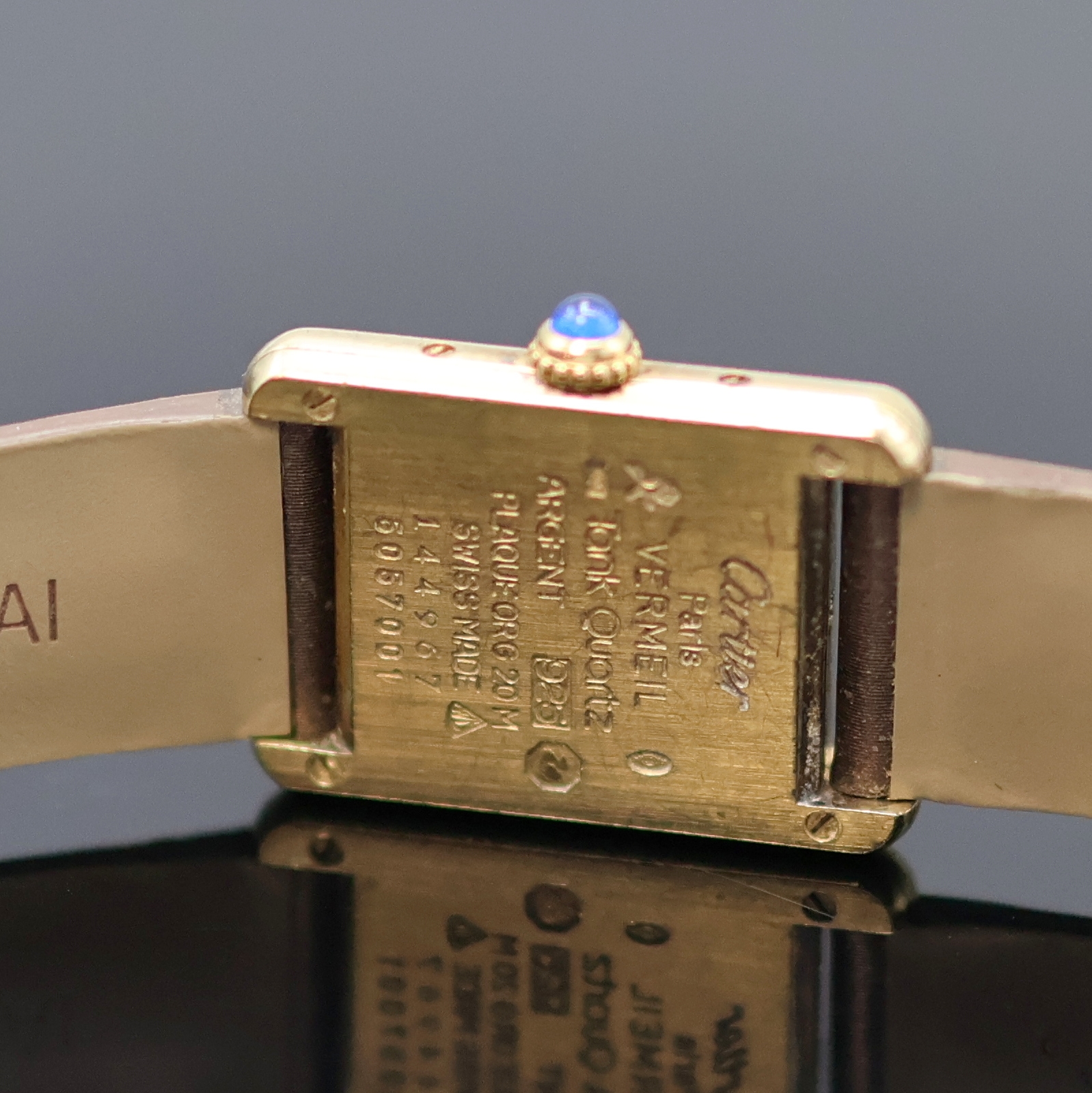 Detail e: CARTIER Paris Damenarmbanduhr Tank Vermeil Referenz 5057001, Schweiz 1990er Jahre, verg. Silbergeh. altersbed. ber., orig. Lederband m. orig. ...