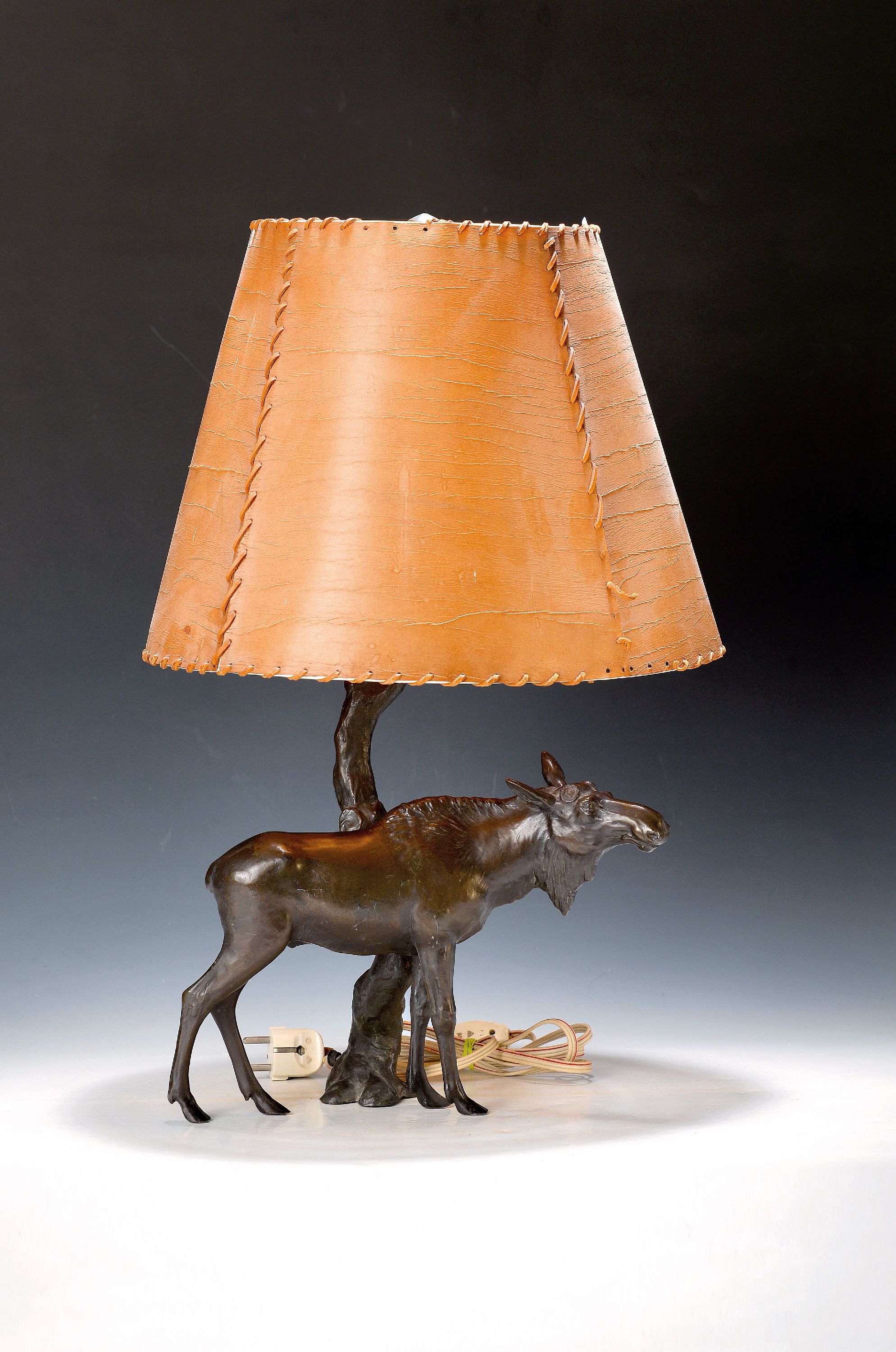 Image 27053776 - Tischlampe, deutsch, um 1910, Fuß Bronze in Form eines vollplastischen Elches und eines ...