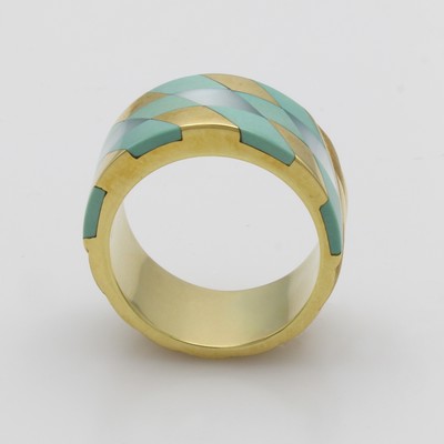 27054047a - Ring mit Türkisen und Perlmutt, GG 750/000, ca. 54 Schätzpreis: 1350, - EUR